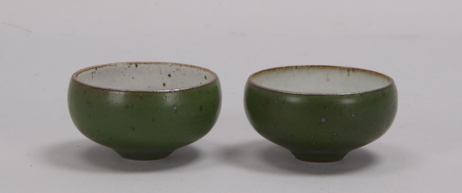 Paar Teetassen (China), Keramik, Glasur in Spinatgr&uuml;n, Innenglasur in Wei&szlig;