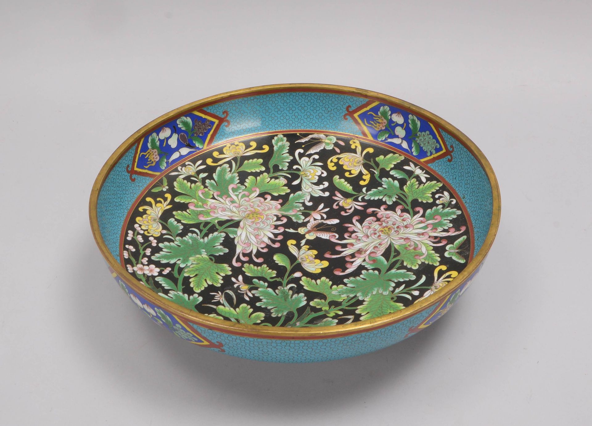 Gro&szlig;e Fu&szlig;schale (China, 19. Jahrhundert), Cloisonn&eacute;-Arbeit, mit Blumendekor; H&ou - Image 2 of 3