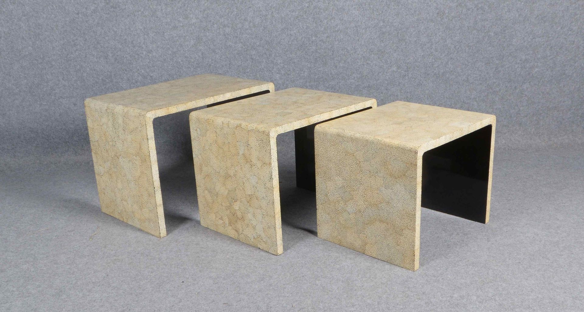 Dreisatz-Tisch (Vietnam), Oberfl&auml;che mit Eierschalenbesatz, unterseitig Klavierlack in Schwarz