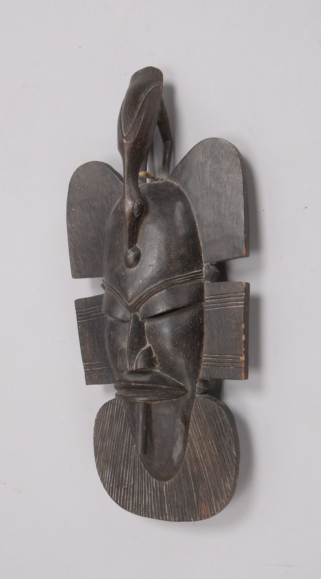 Ritualmaske (wohl Benin/Afrika), Holz handgeschnitzt, fig&uuml;rl. Bekr&ouml;nung (Vogelmotiv)