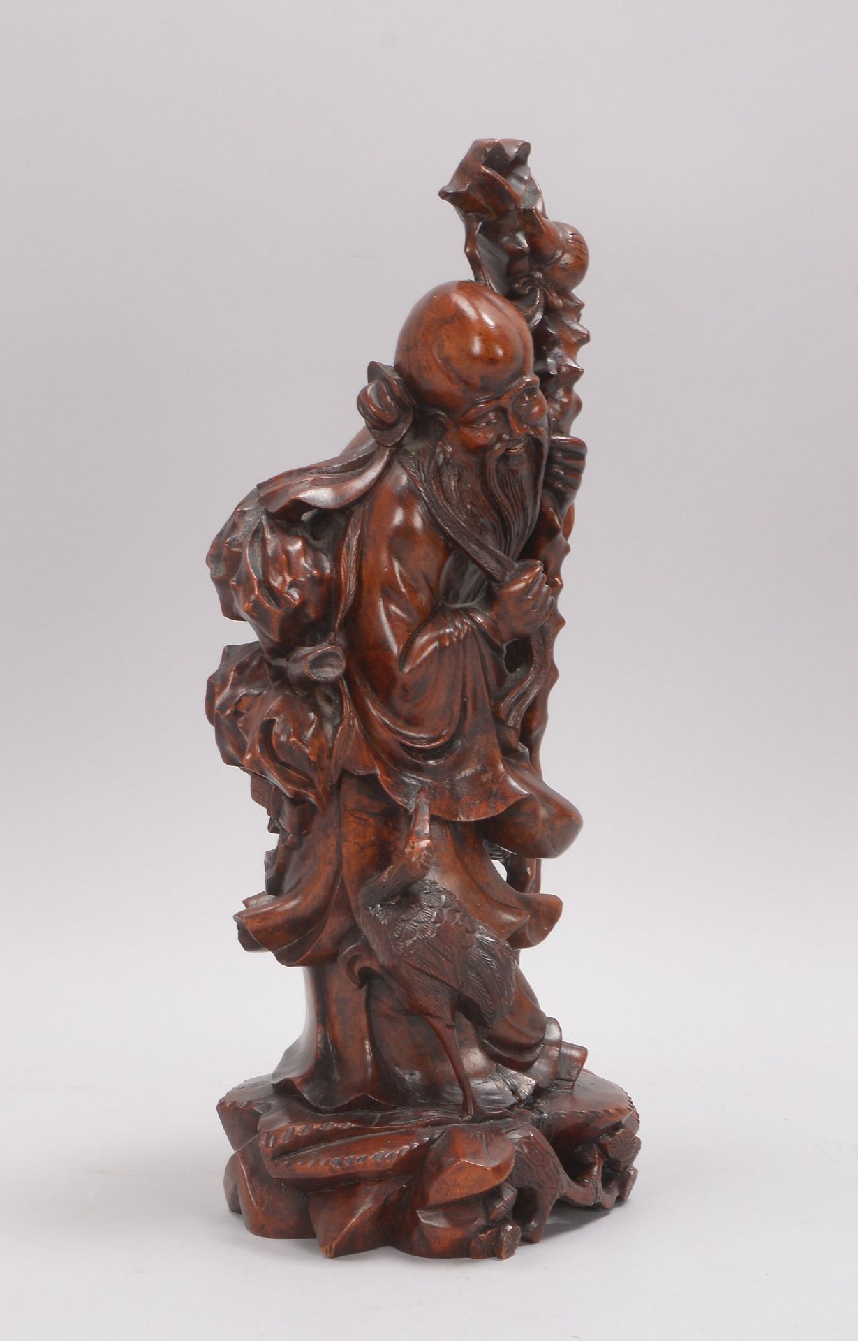 Holzskulptur (China), &#039;Wanderer mit Stab&#039;, Rosenholz handgeschnitzt; H&ouml;he 37 cm - Image 2 of 2