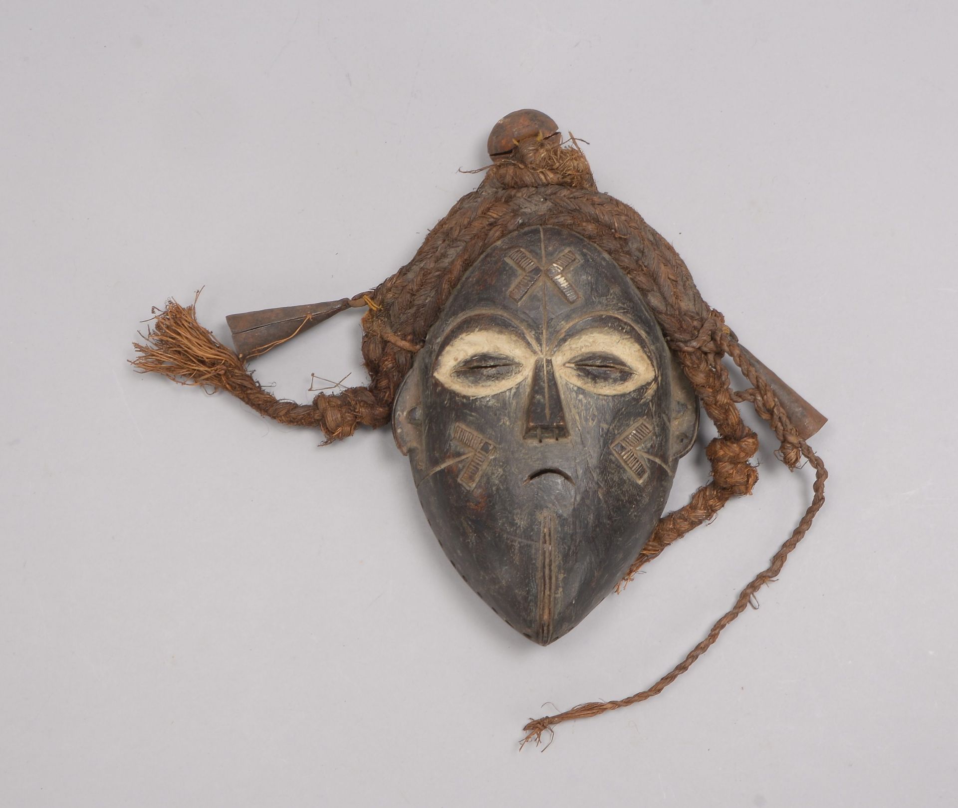 Wandmaske/Ritualmaske (Benin/Afrika), Holz und Rattan, mit Eisenbehang