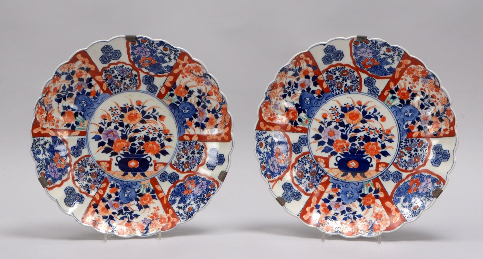 Paar Porzellanteller (China), mit floralem Imari-Dekor - Blumenmotive in Rot/Blau