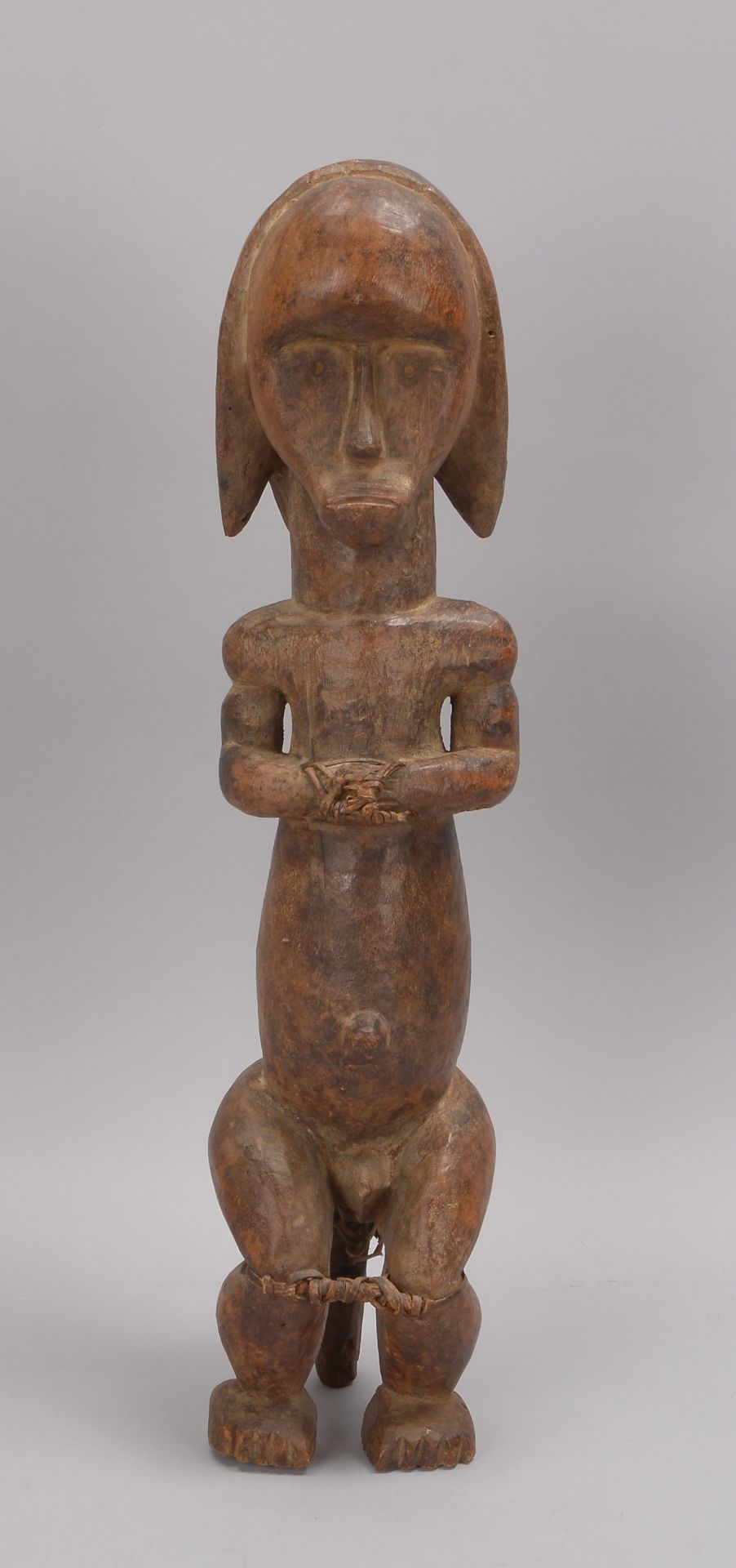 Holzfigur (wohl Benin/Afrika), &#039;Gefesselter&#039; (in siitzender Haltung dargestellt), handgesc