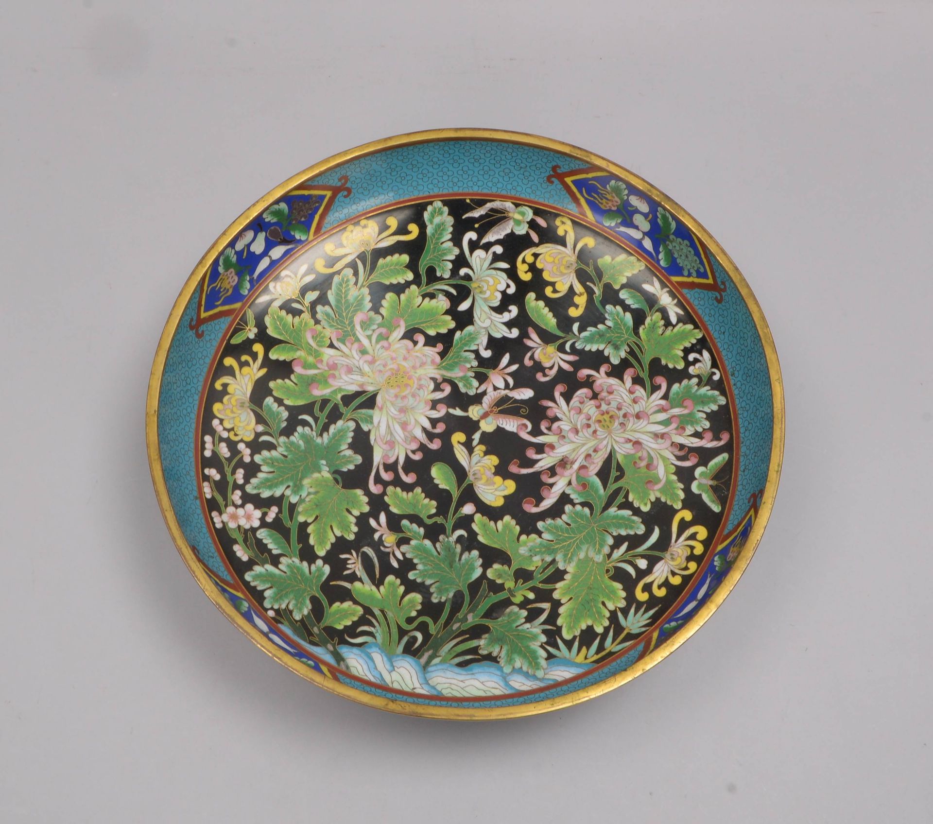 Gro&szlig;e Fu&szlig;schale (China, 19. Jahrhundert), Cloisonn&eacute;-Arbeit, mit Blumendekor; H&ou