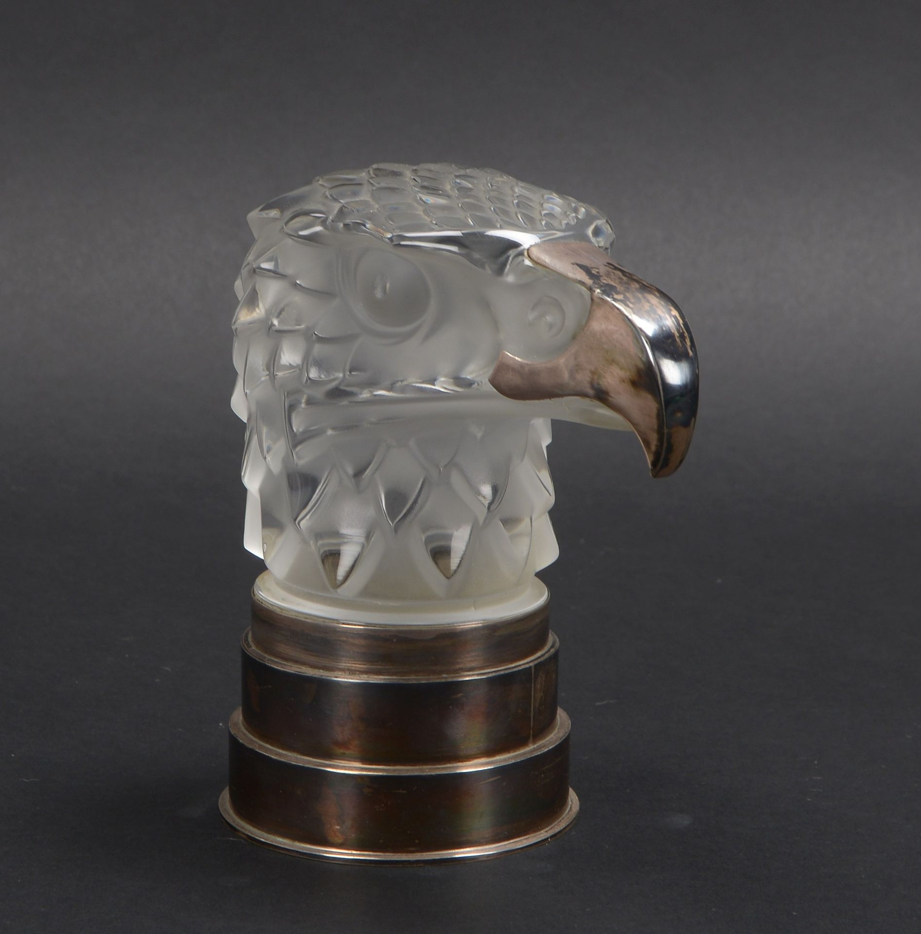 Rene Lalique/Frankreich, Glasskulptur, Adlerkopf, Klarglas mattiert und poliert, Schnabel mit Silbe