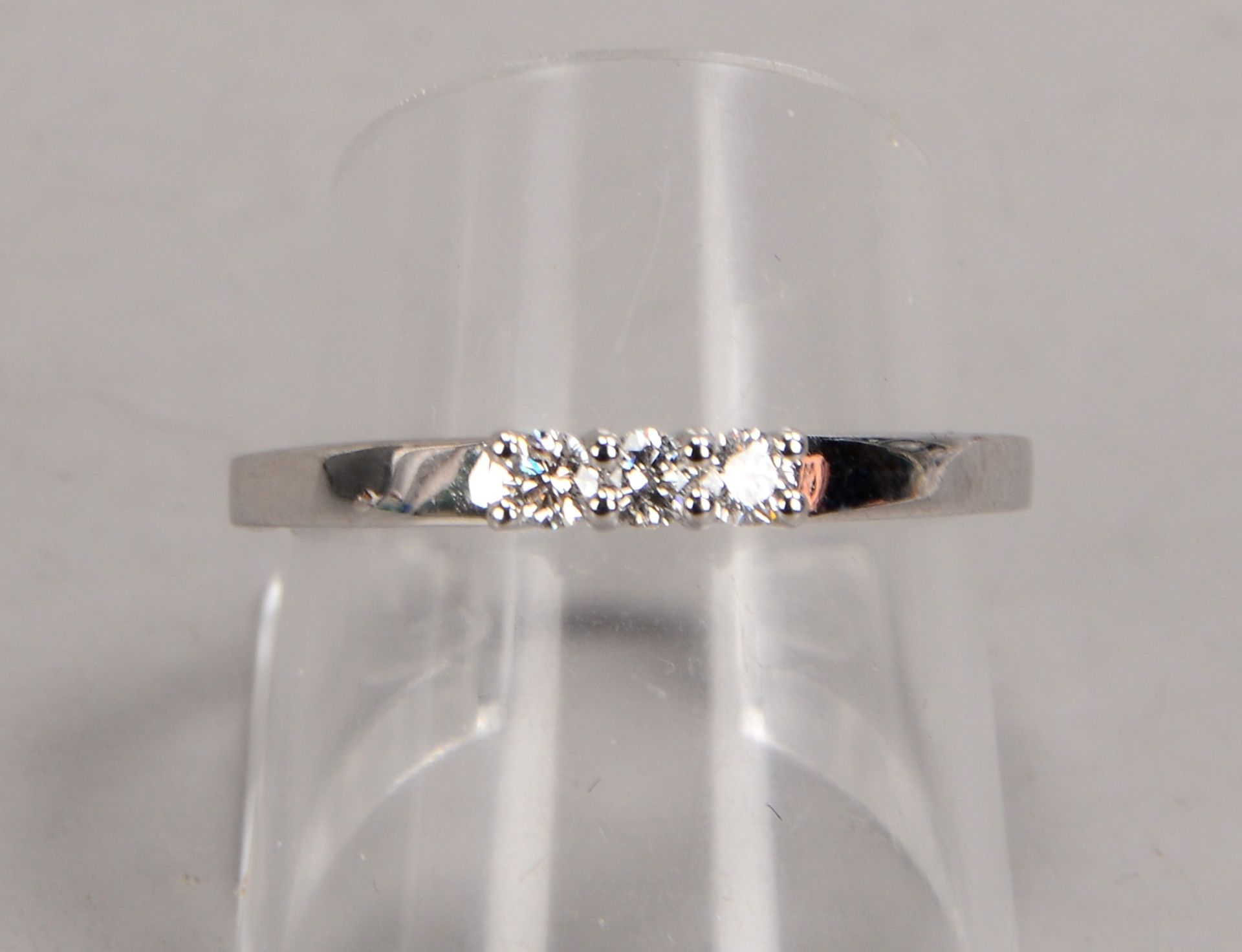 Ring, 750 WG, mit 3-fachem Brillantbesatz/zusammen 0,18 ct, F-Vsi - Bild 2 aus 3