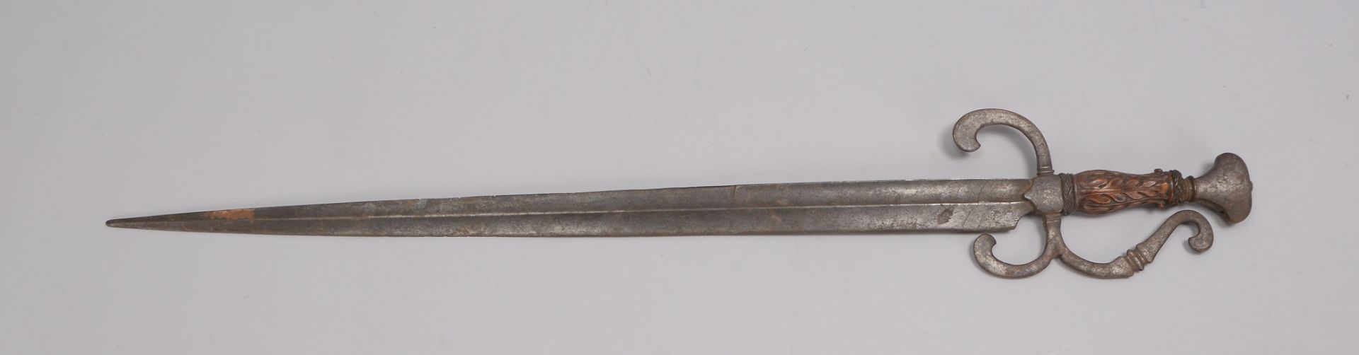 Schwert (historisch), zweischneidige Klinge, geschnitzter Holzgriff