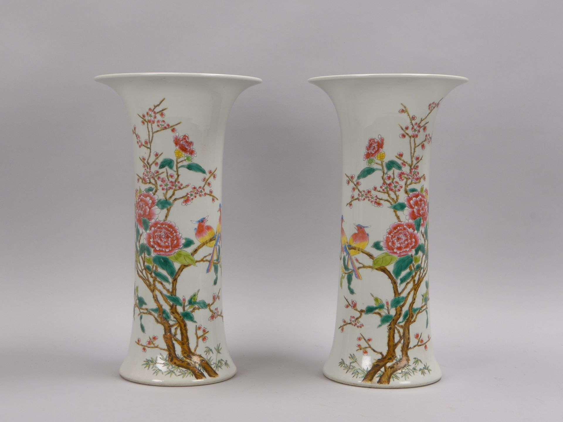 Paar Porzellanvasen (China, 19. Jh./Qianlong-Dynastie, 6-Zeichen-Marke)