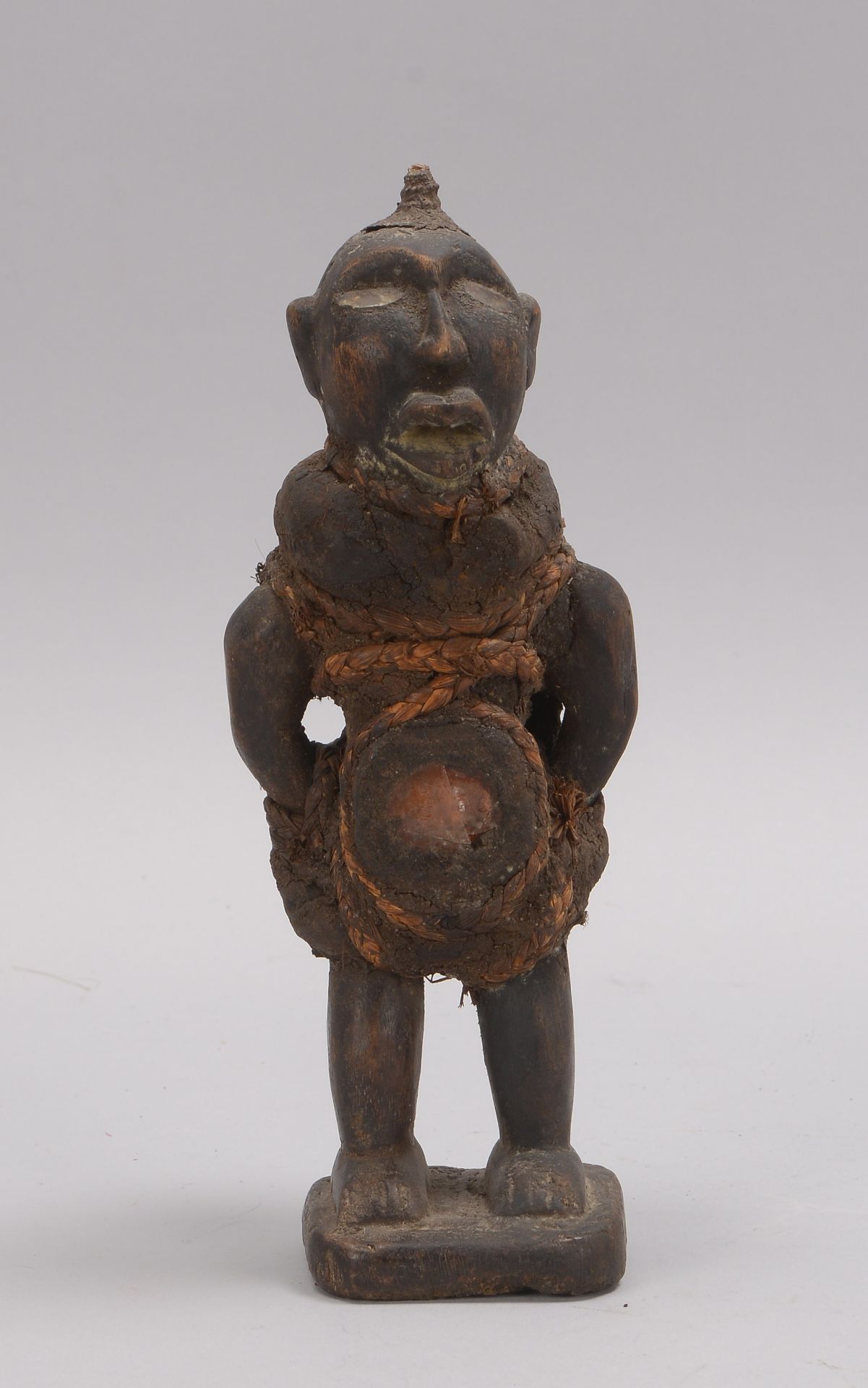 Holzfigur (Benin/Afrika), &#039;Tr&auml;ger mit Rucksack&#039;, mit Rattan-Applikationen