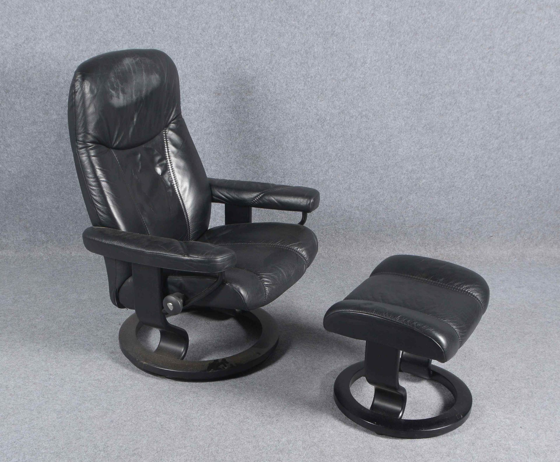 Stressless-Sessel, schwarzes Leder, auf rundem drehbarem Fu&szlig;, mit Hocker - Image 2 of 2