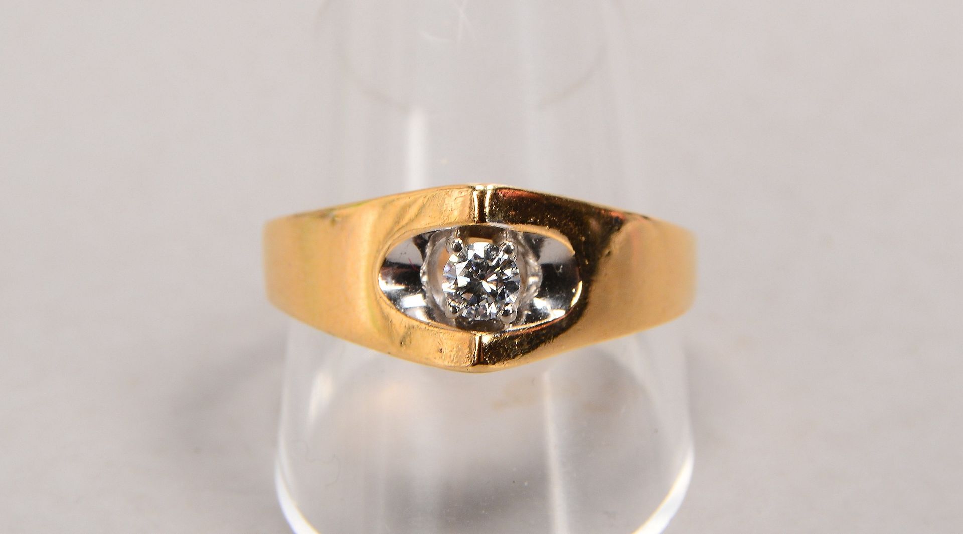 Ring, 750 GG (gestempelt), besetzt mit einzelnem kleinem Brillant von ca. 0,18 ct; RG 62