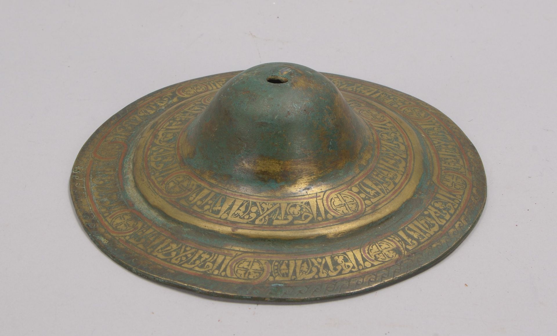 T&uuml;rglocke (islamisch), runde Scheibe/mittig gew&ouml;lbt, arab. Inschrift