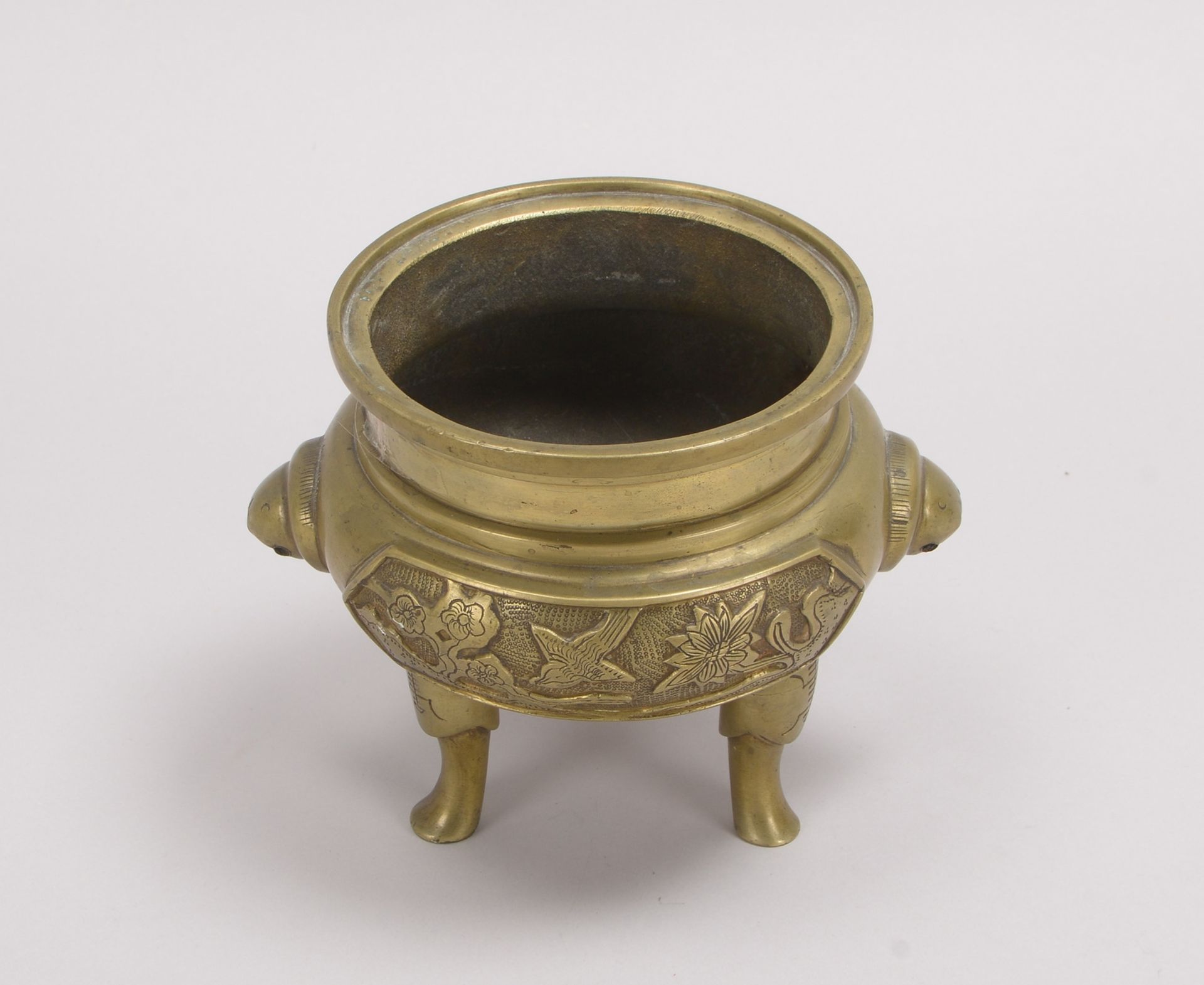 Bronzegef&auml;&szlig; (China), antik, Reliefdekor, fig&uuml;rl. Handhaben, gemarkt, auf Stand - Image 2 of 2