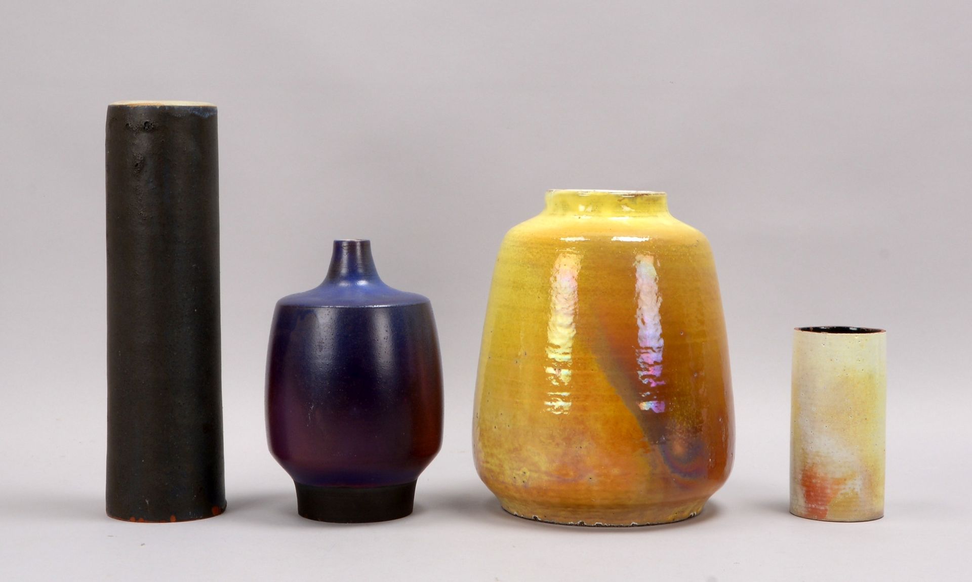 Colberg-Tjadens, Dorothee, 4x Künstler-Keramiken, untersch. Vasen, mit Signet