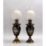 Paar Petroleumlampen, Keramikfu&szlig; schwarz glasiert, Glas-Zylinder/Schirm