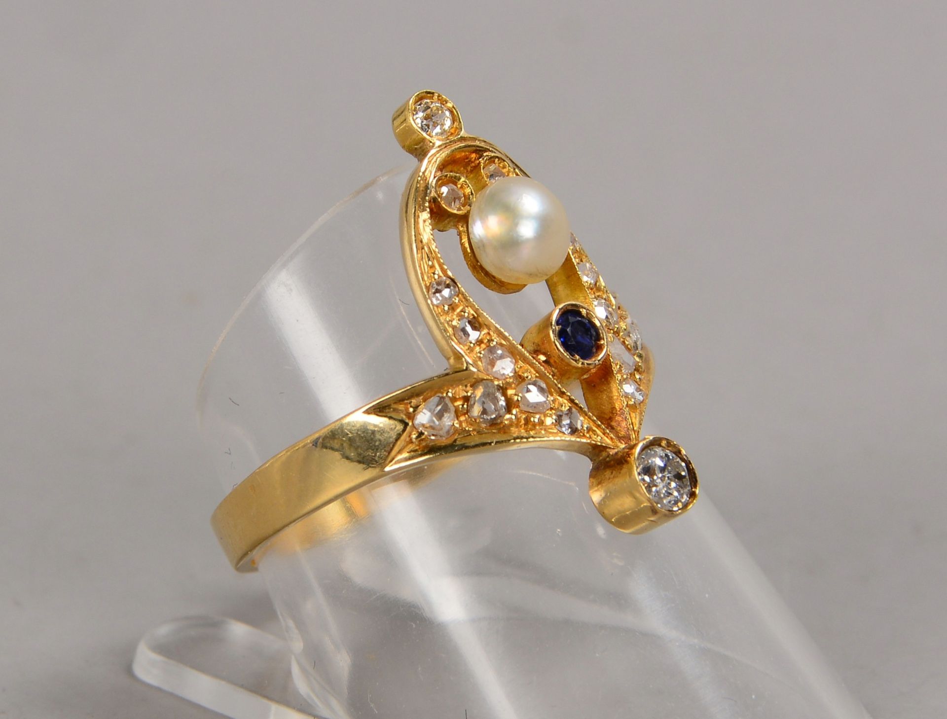 Ring, 750 GG (gest.), mit Altschliff-Diamant, Diamantrosen, Saphir und Perle
