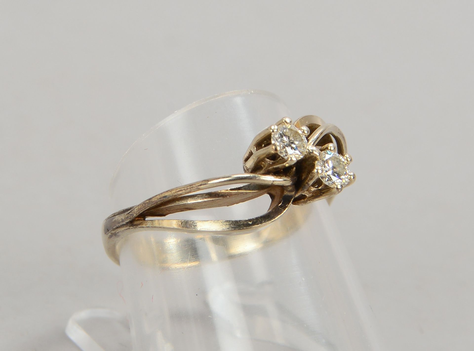 Ring, 585 WG (gest.), mit 2x Brillanten/zus. ca. 0,22 ct, Weiß/Vvsi; RG 56, Gew. 3,20 g 