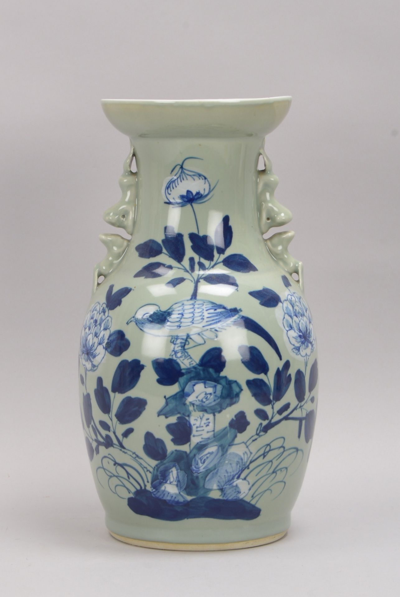 Vase (China), seladonfarben, blau/weiß staff. ('Blüten-/Vogelmotive'), figürl. Handhaben