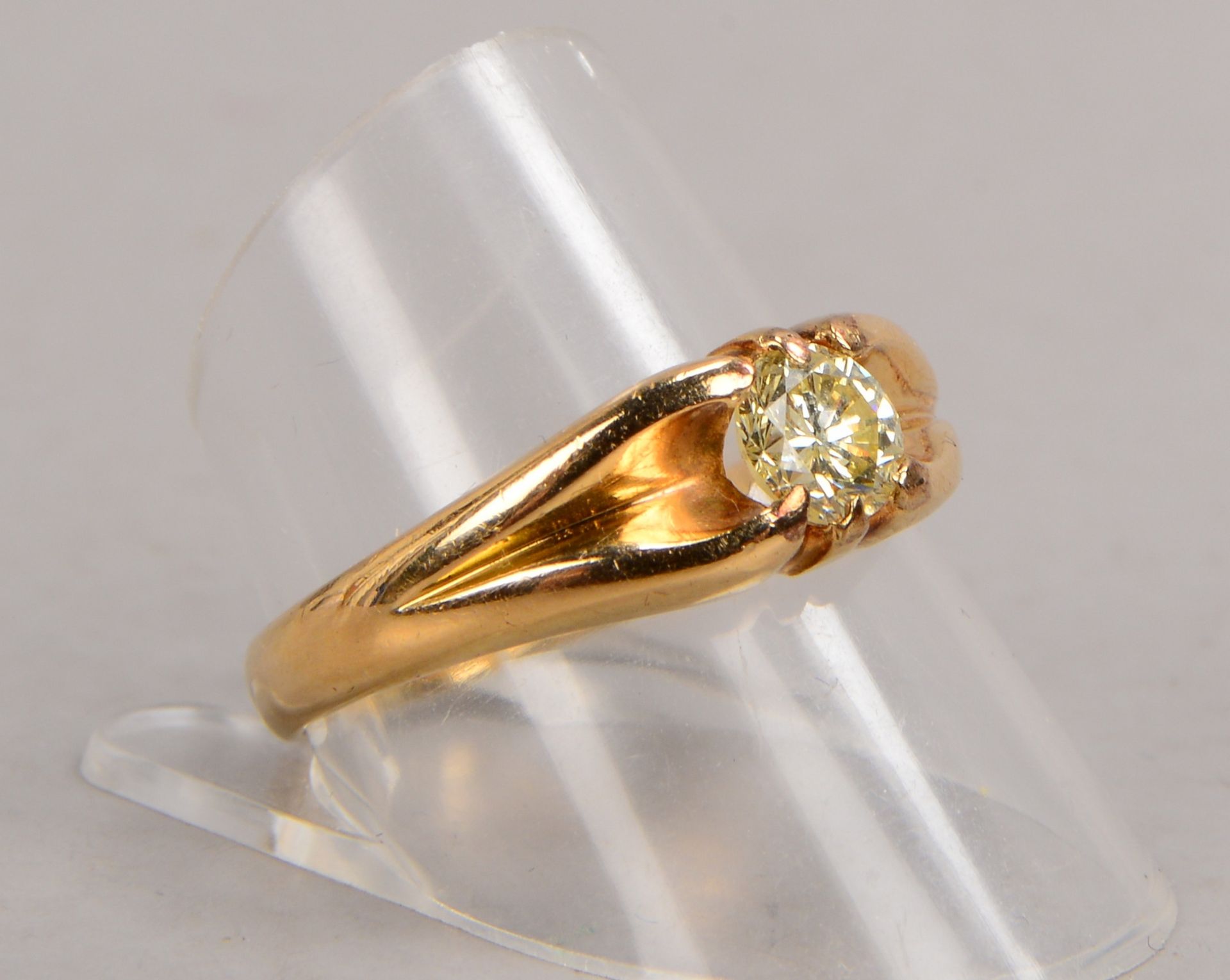 Solitärring, 14 kt GG (gest.), mit einzelnem Brillant von ca. 0,57 ct