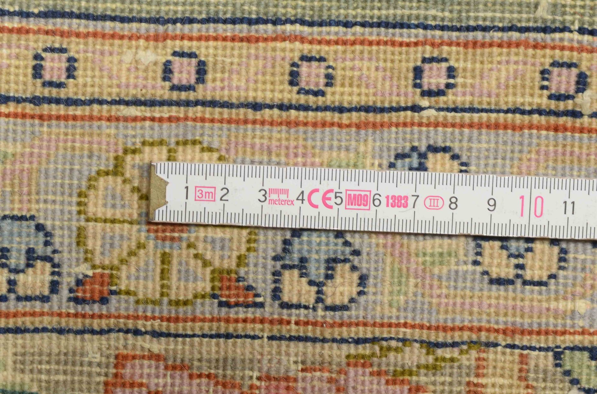 Gr. Orientteppich, mittelfeine Kn&uuml;pfung, floral gemustert/auf beige-gr&uuml;nem Feld - Image 2 of 2