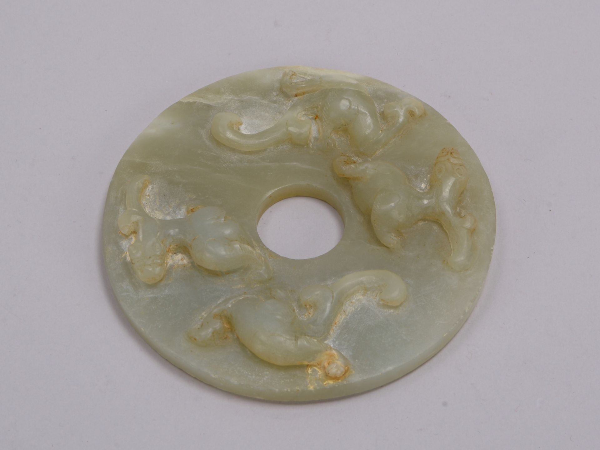 Jade-Scheibe (China), antik, mit fig&uuml;rl. Schnitzerei (&#039;Drachenmotiv&#039;); &Oslash; 11,3 - Image 2 of 2