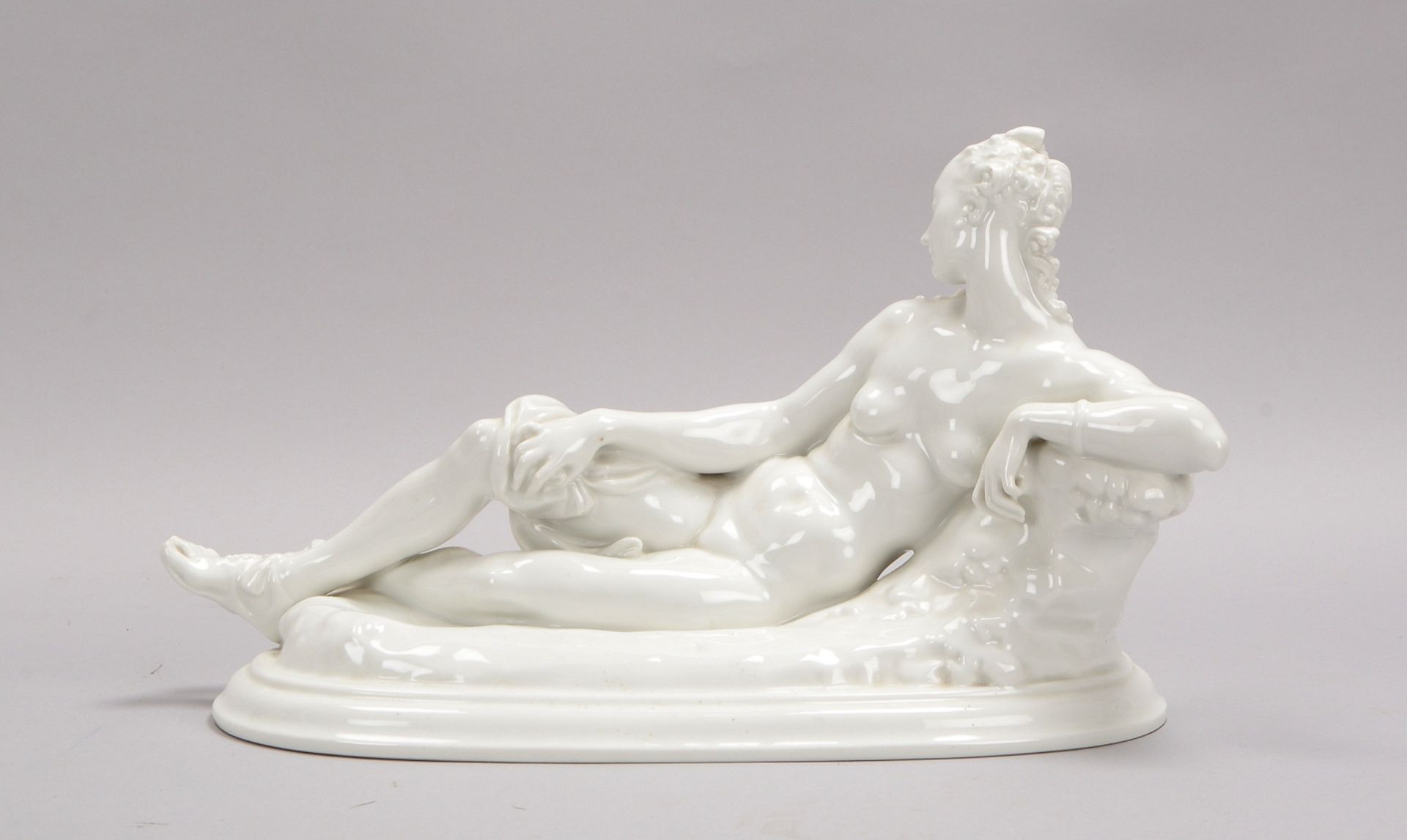 KPM, Weißporz.-Figur, 'Die Ruhende', Entw.: Paul Scheurich; ca. 38 x 17,5 x 22 cm