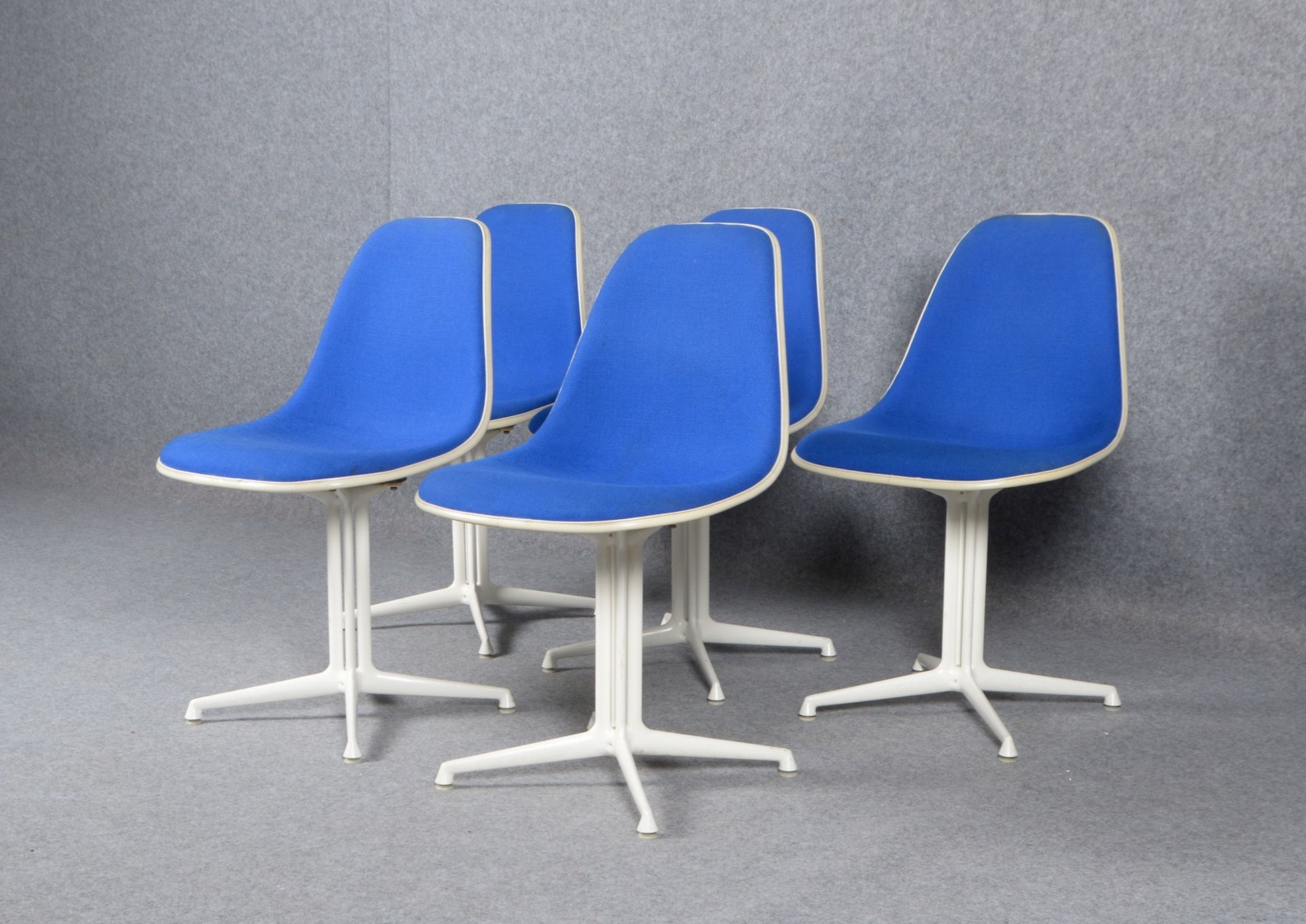 Herman Miller, 5x Designer-St&uuml;hle, &#039;La Fonda&#039;, Fiberglas/blauer Stoffbezug, wei&szlig - Image 2 of 2