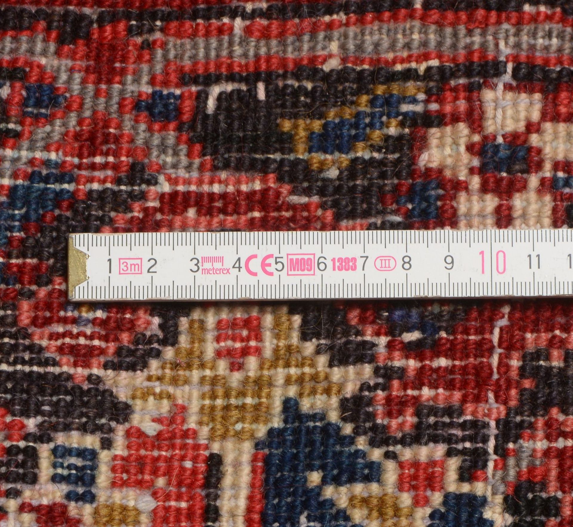 Heriz, ringsum komplett, hochflorig, in gutem Zustand; Ma&szlig;e 360 x 285 cm - Image 2 of 2