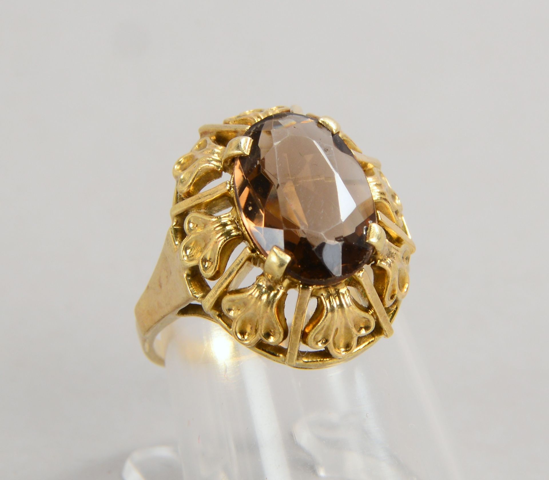 Ring, 333 GG (gest.), mit fac. Rauchquarz im Ovalschliff; RG 54, Gew. 4,20 g