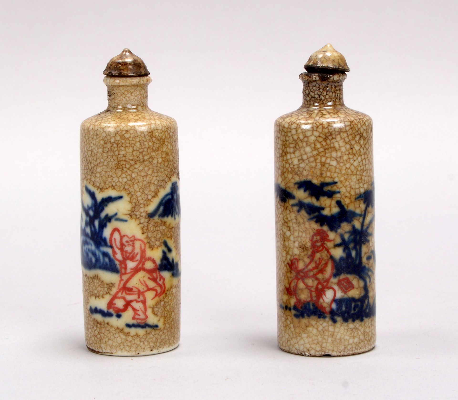 Paar Snuffbottles (China), Porzellan, Bemalung in Blau-Rot/mit Craquel&eacute;