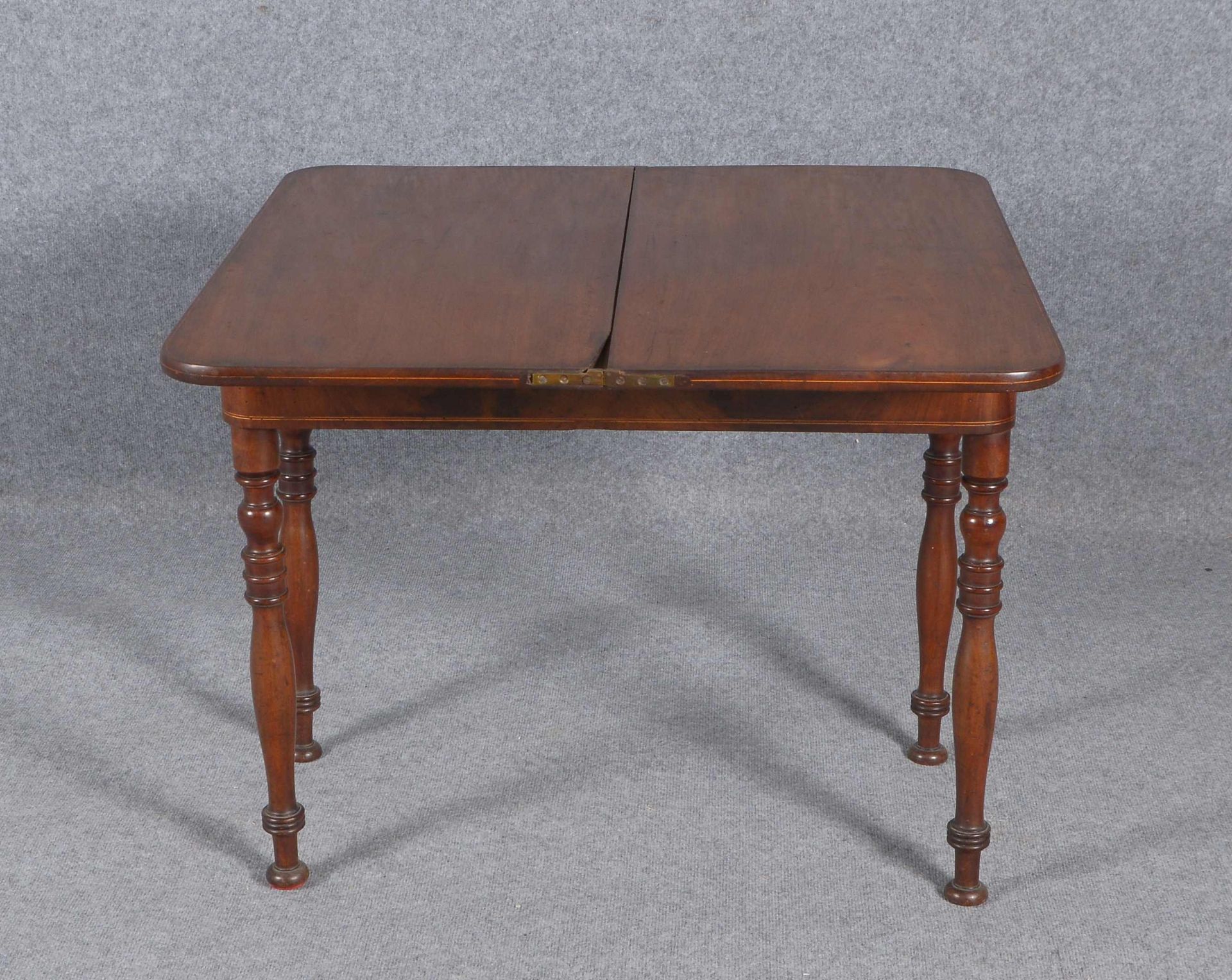 Spieltisch (England), antik, Mahagoni, Platte aufklappbar/drehbar; H&ouml;he 70 cm, Ma&szlig;e 86 x - Image 2 of 3