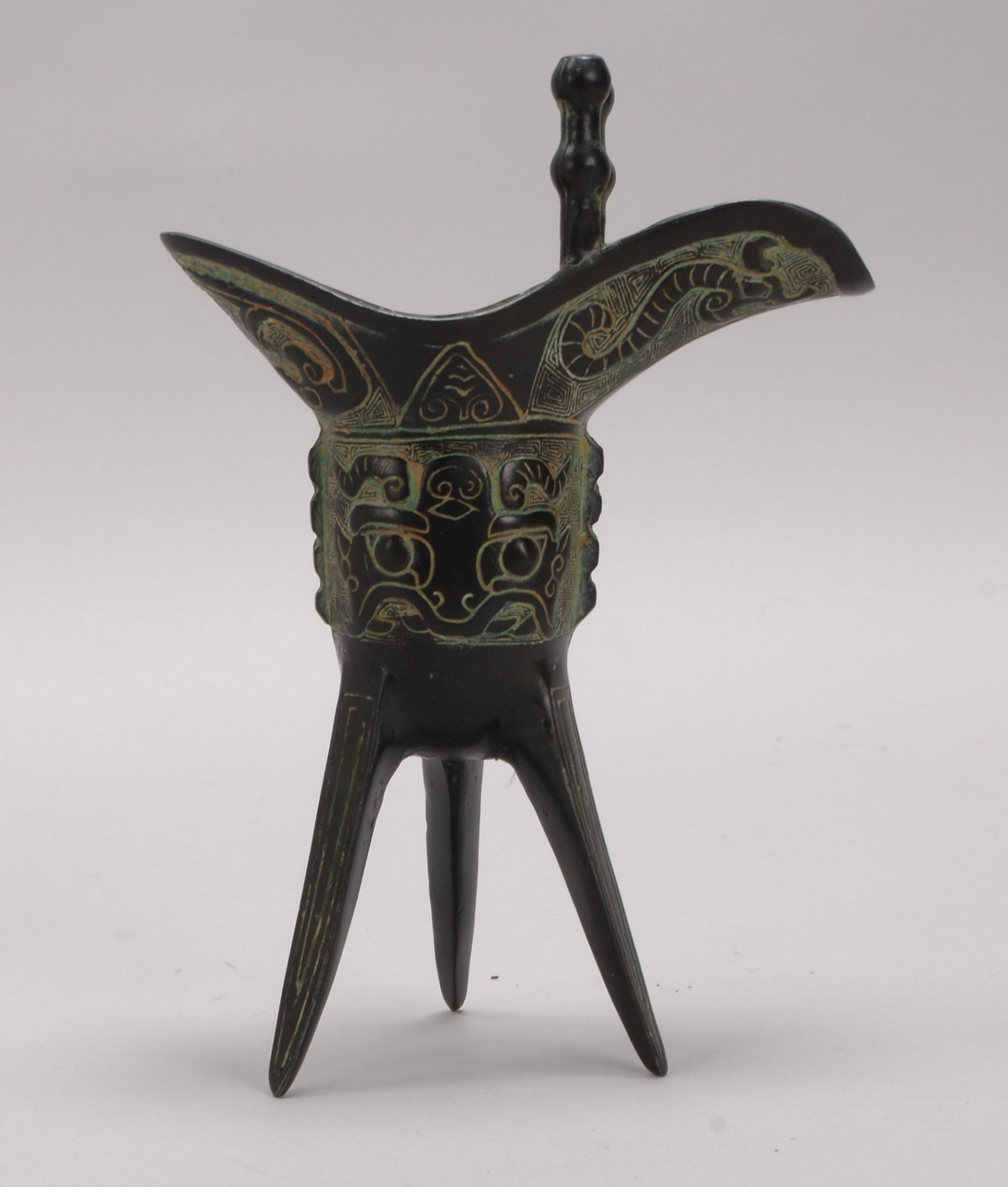 Weingef&auml;&szlig; (China, in Jue-Art), Bronze-Kelch auf Dreifu&szlig;, mit Reliefdekor