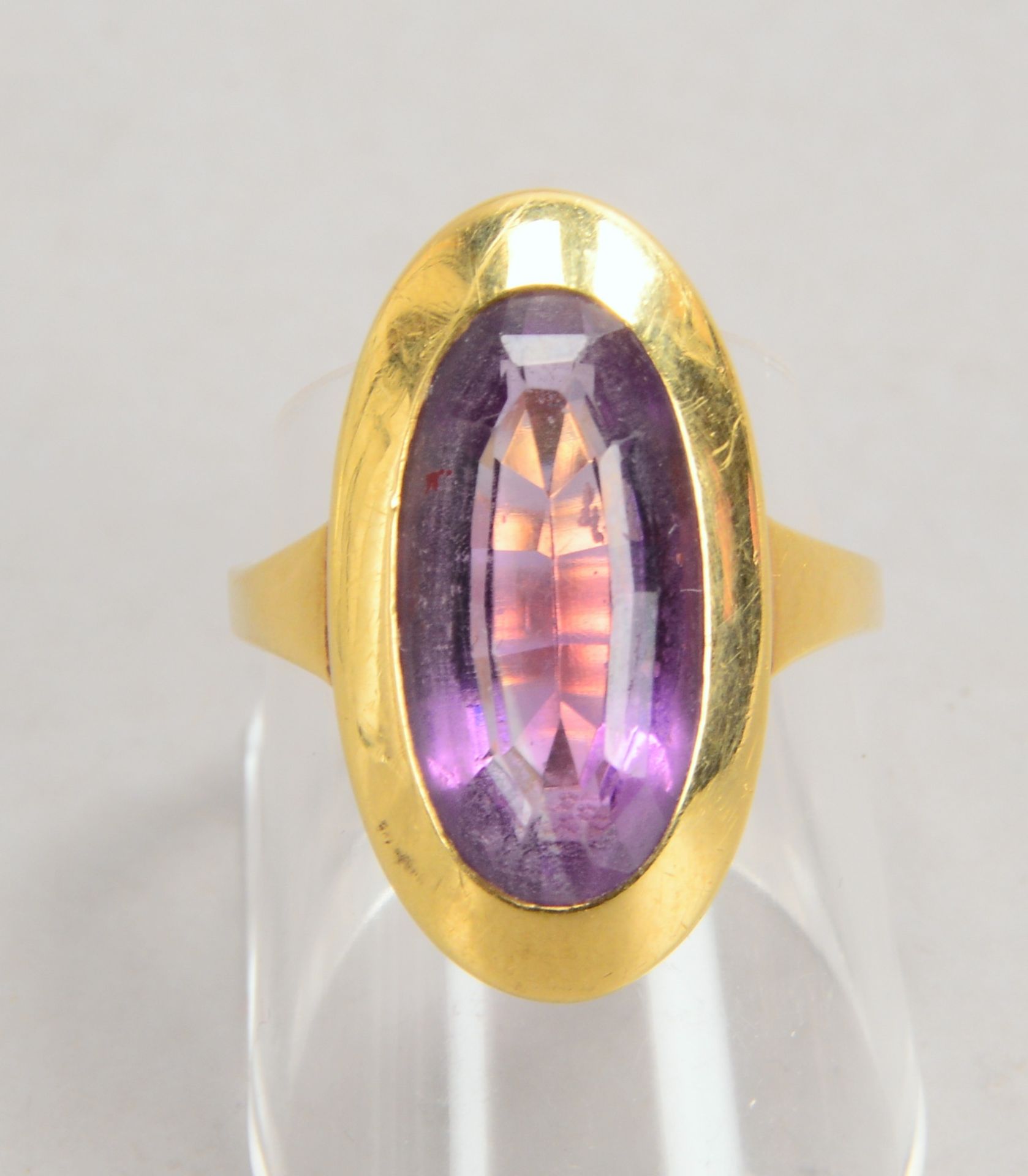 Ring, 585 GG (gestempelt), besetzt mit einzelnem Amethyst, facettierter Stein im Ovalschliff; RG 59, - Image 2 of 2