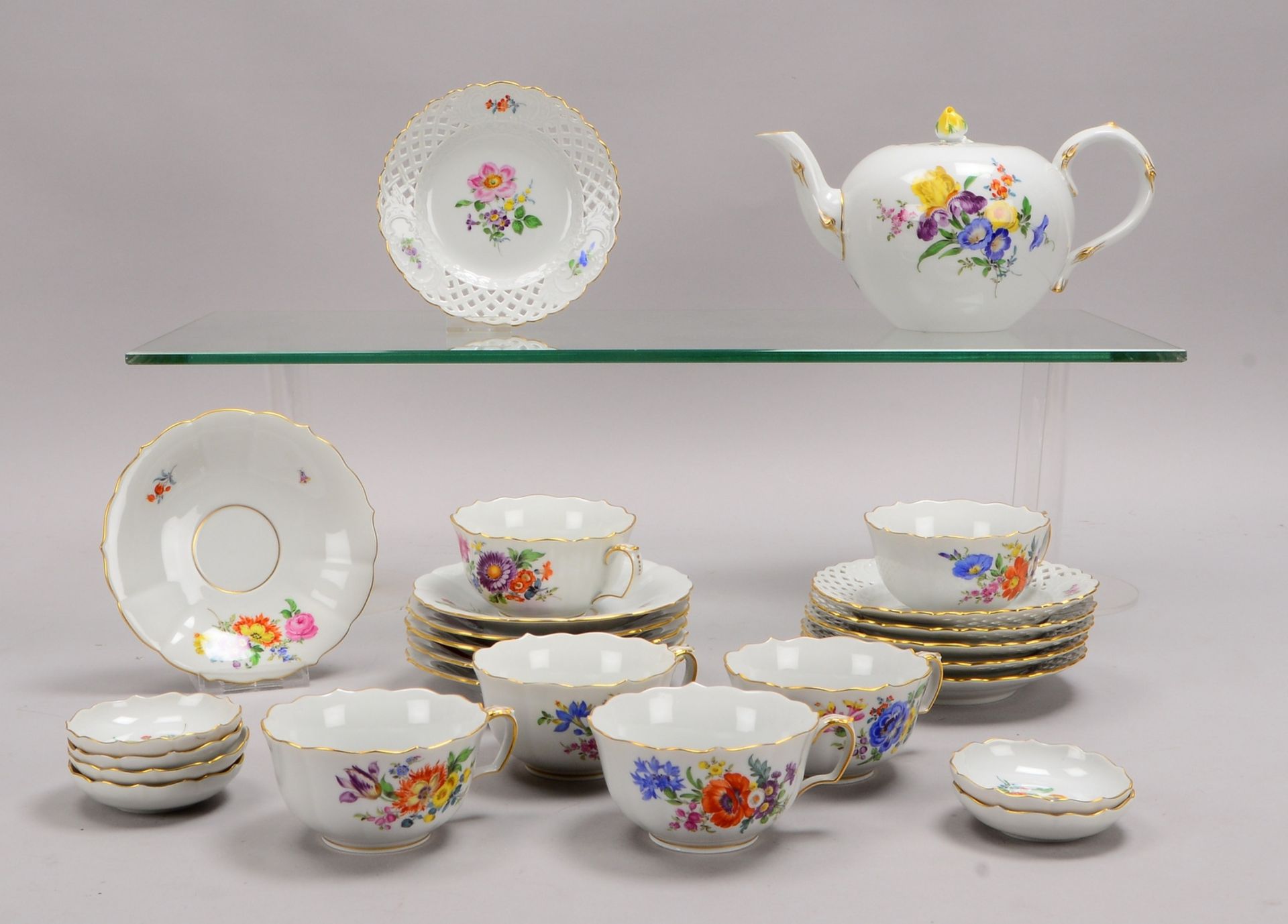 Meissen, Teeservice, 'Gr. Ausschnitt', 'Blumen/Schmetterlinge', Goldrand, für 6 Pers. 