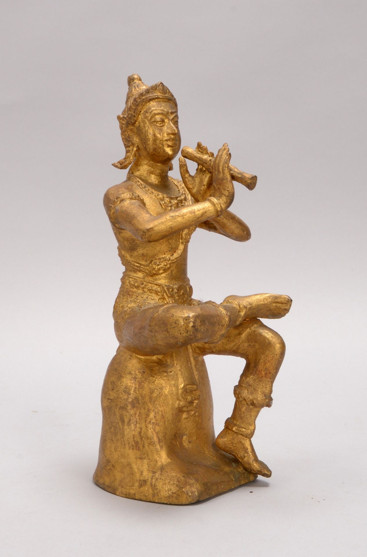 Bronzeskulptur (Thailand), &#039;Fl&ouml;te spielender Buddha&#039;, vergoldet; H&ouml;he 23 cm