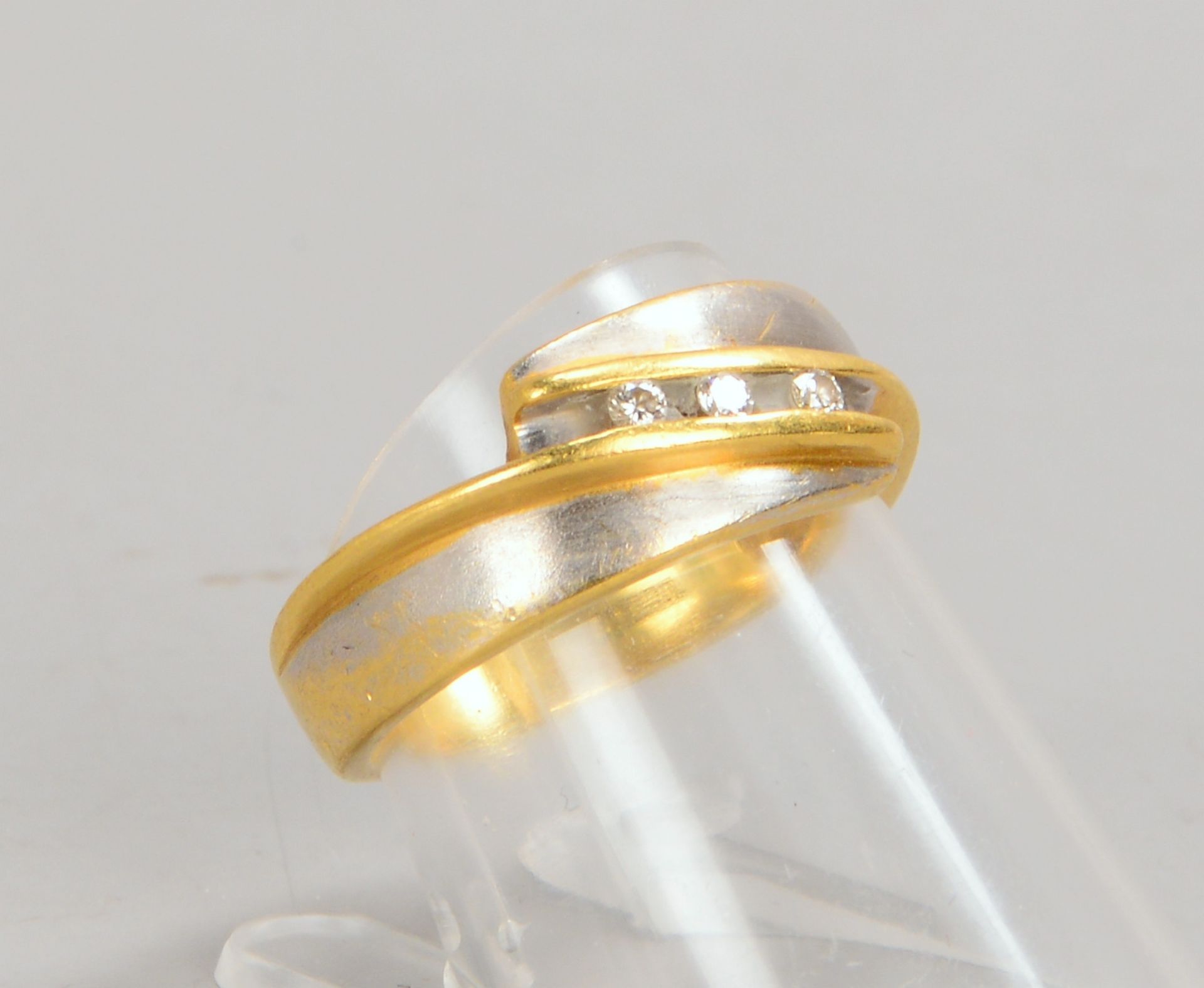 Ring (Goldschmiedearbeit), 750 GG (gest.), teils rhodiniert, mit 3x kl. Brill.