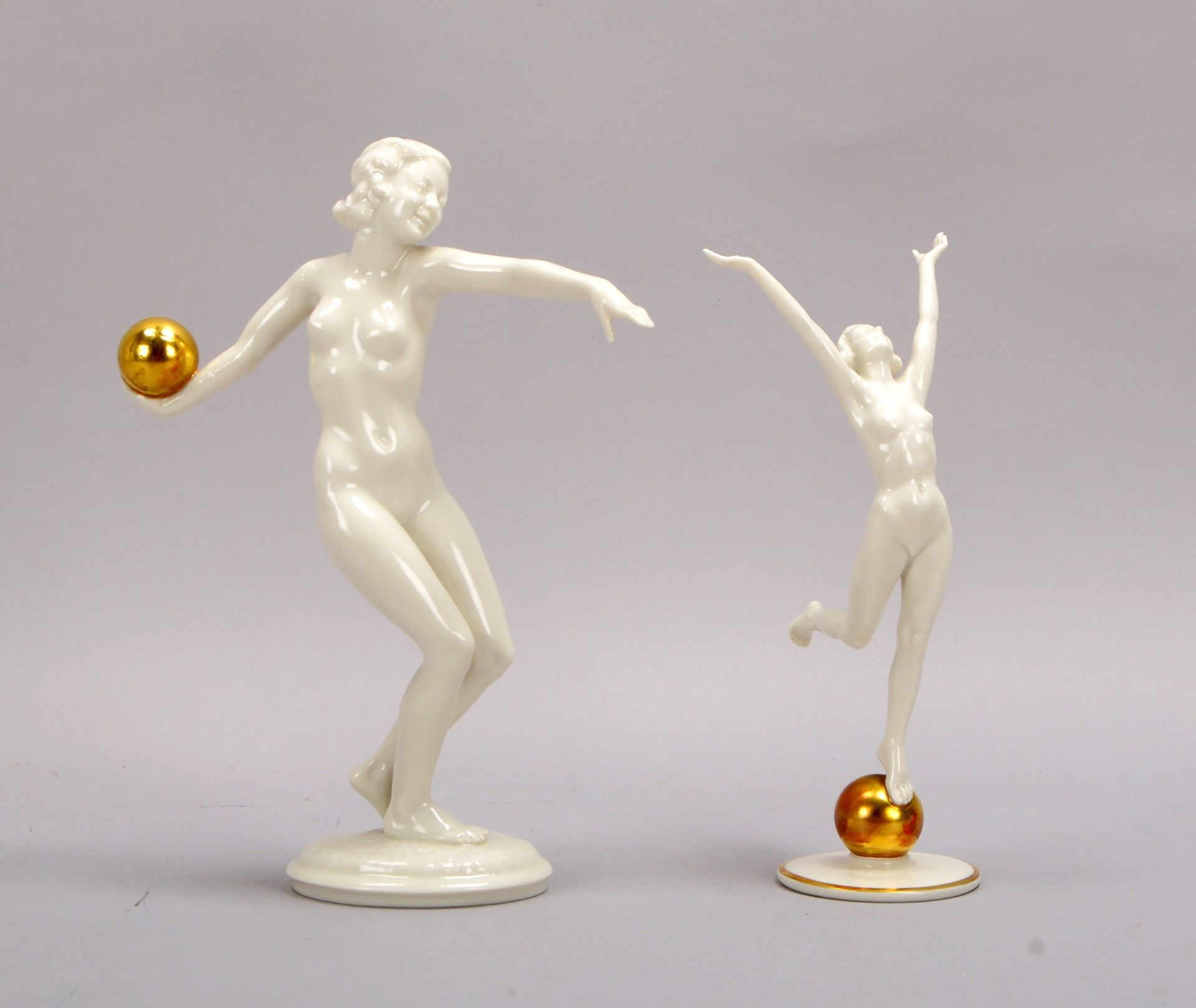 Hutschenreuther/Kunstabtlg., 2 Porzellanfiguren, 'Kugelspielerin'/'Sonnenkind'