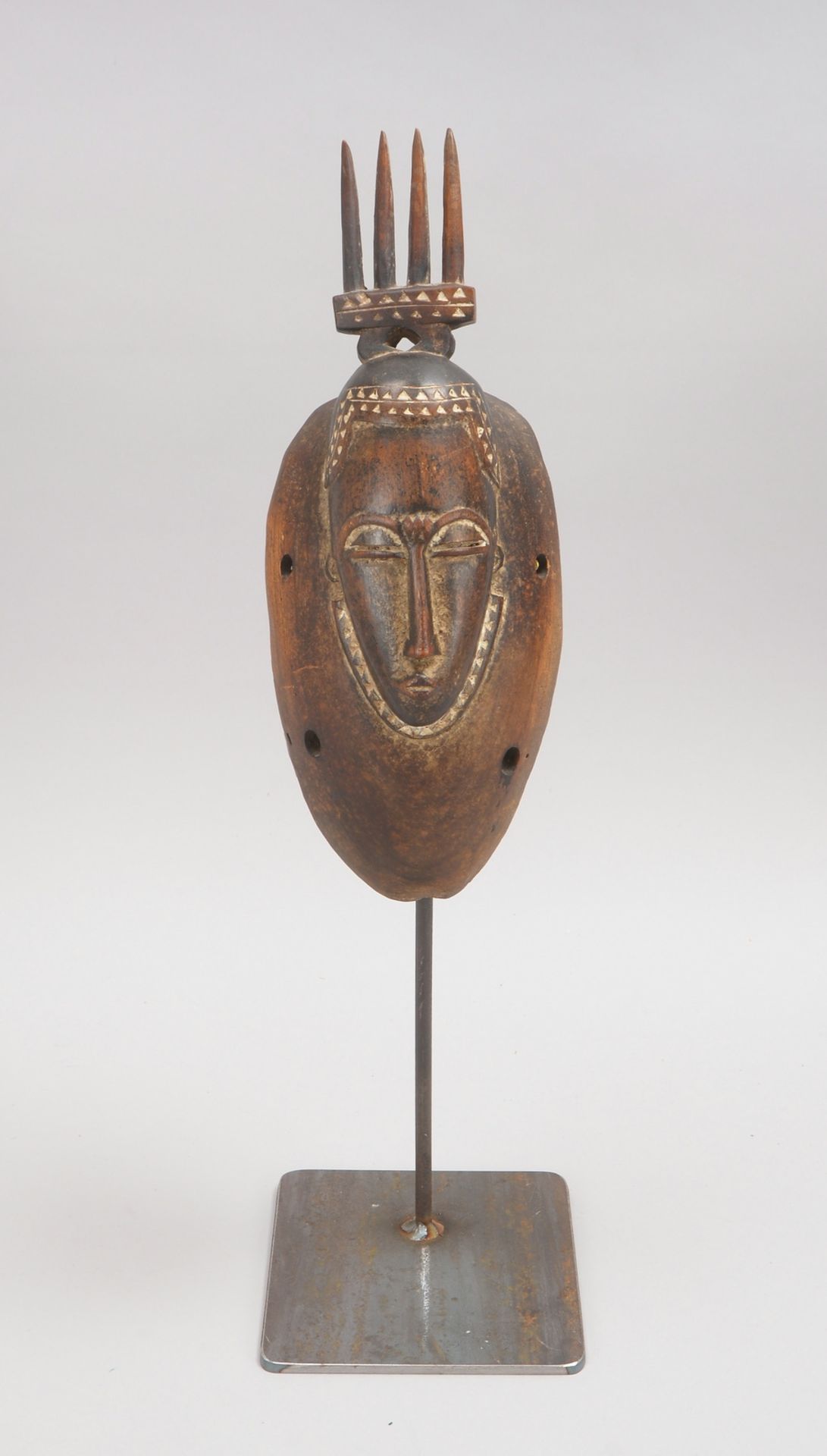 Ritualmaske (Baule, Afrika), Holz, auf Metallstand; H&ouml;he 53 cm