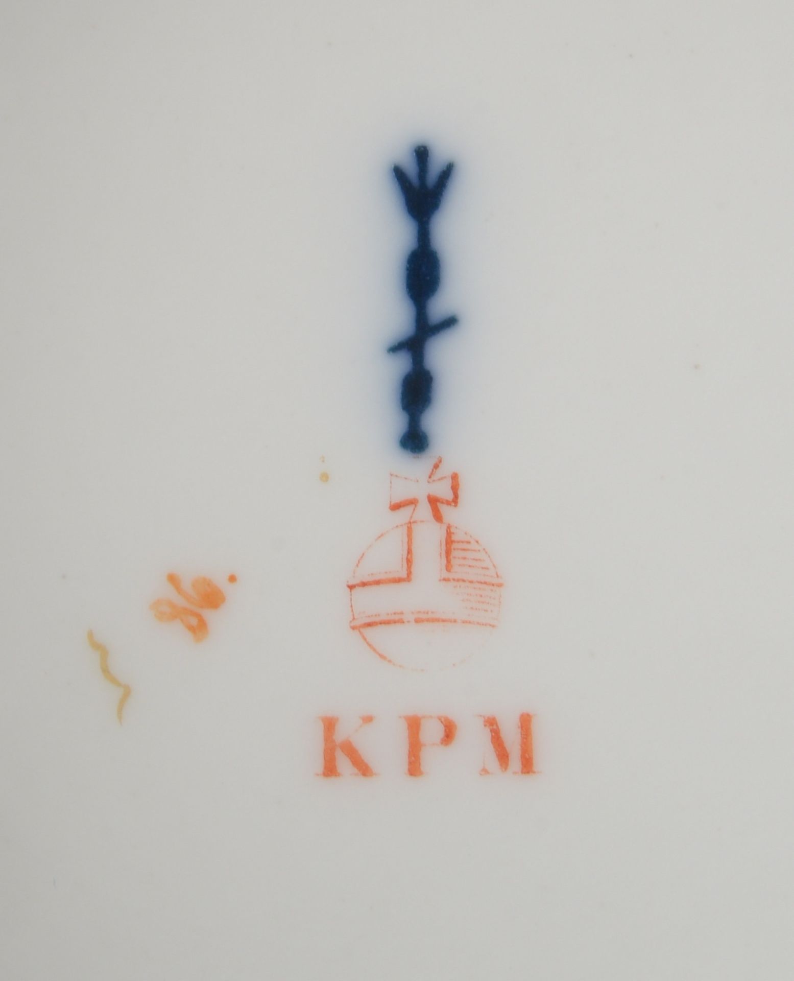 KPM Berlin (I. Wahl), Deckelterrine, &#039;Neuglatt&#039;, Blumendekor in Weichmalerei - Image 3 of 3