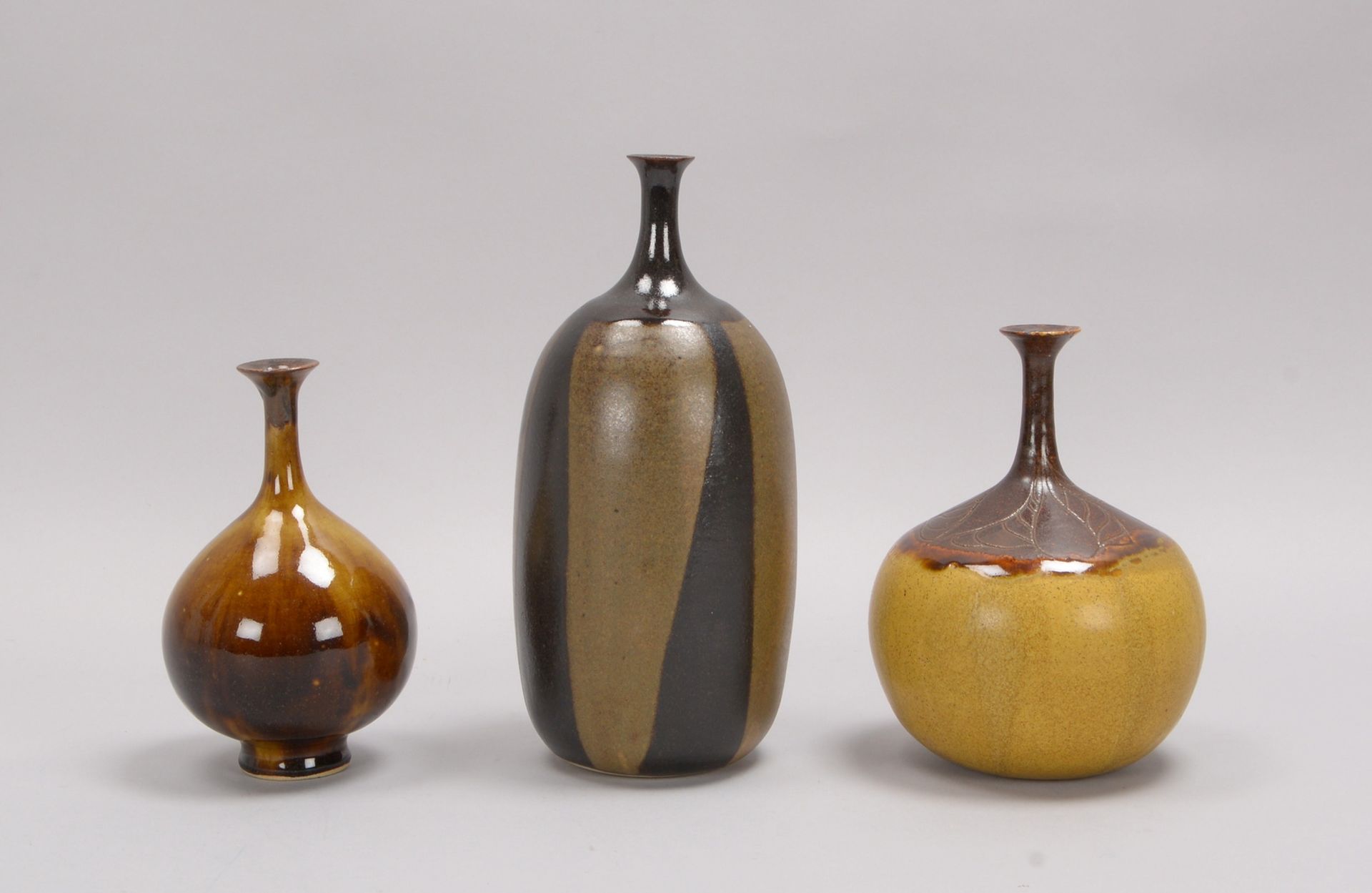 3x Künstlerkeramiken, untersch. Vasen, im Boden jeweils mit Signet, dat. (19)'78'