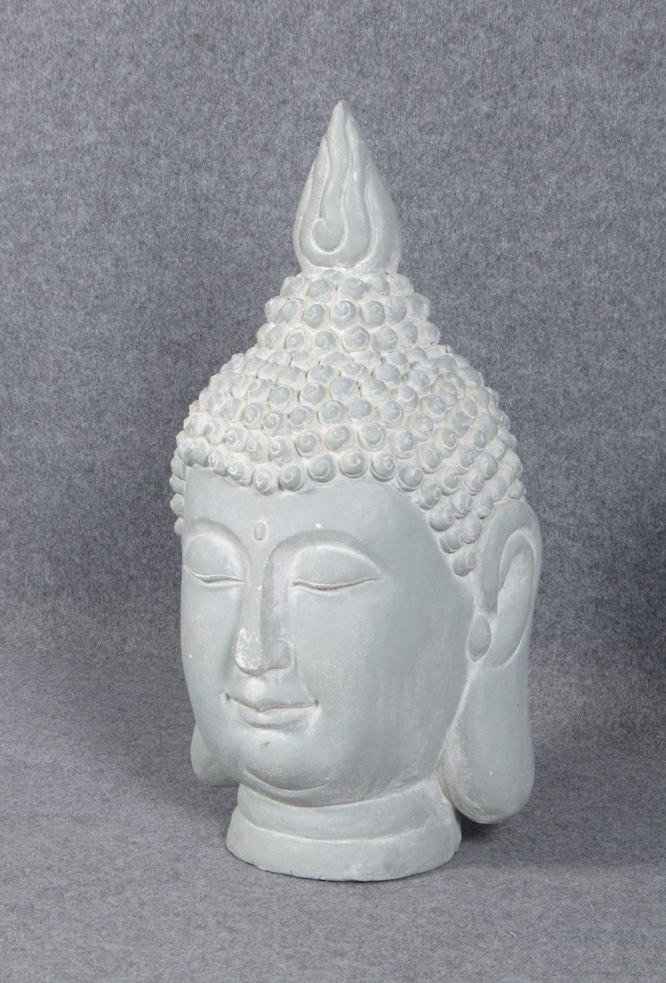 Kunststein-Figur (wie Pos. 7134), gr. &#039;Buddhakopf&#039;, Polyresin, Farbe Antikgrau - Image 2 of 2