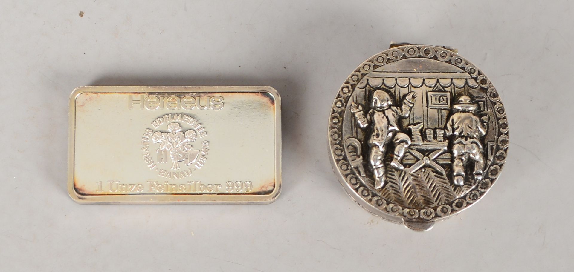 Pillendose, 800 Silber, Deckel mit Reliefmotiv, und Heraeus-Barren, 999 Feinsilber - Image 2 of 2
