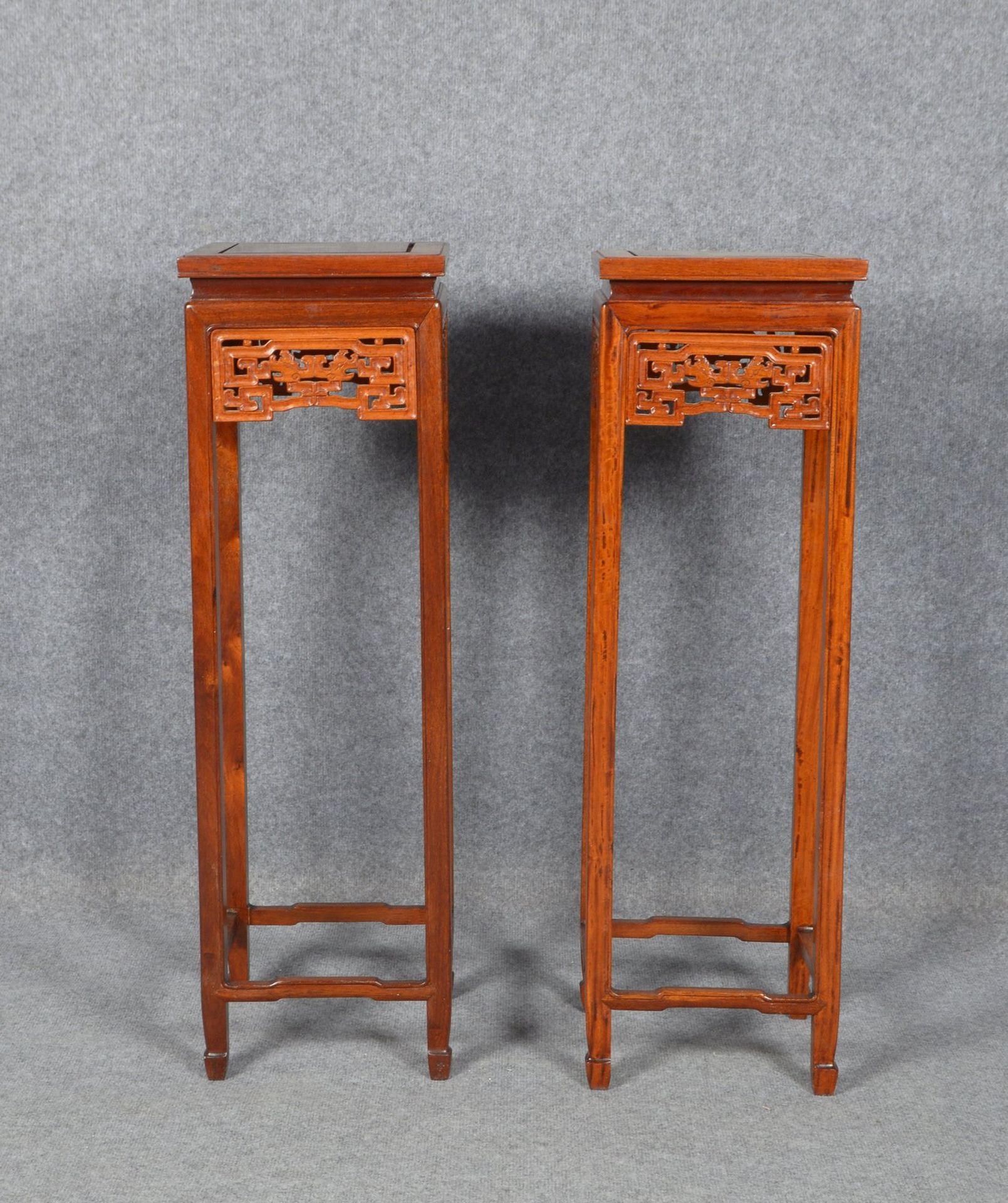 Paar Beistelltische (China), Mahagoni, quadrat. Zarge, auf hohen schlanken Beine - Image 2 of 2