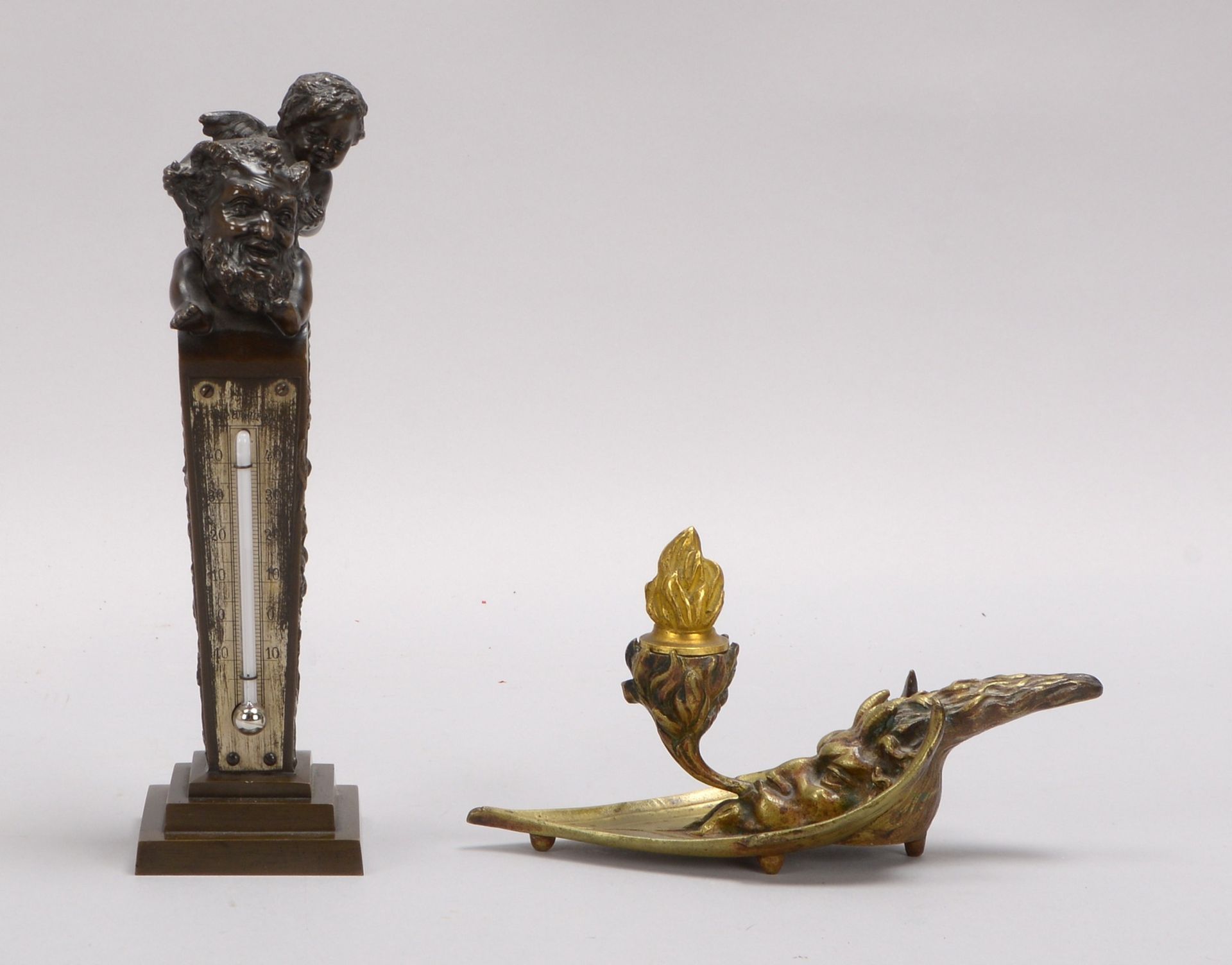 2 figürl. Bronze-Dekorationen: Thermometer und Kerzenleuchter