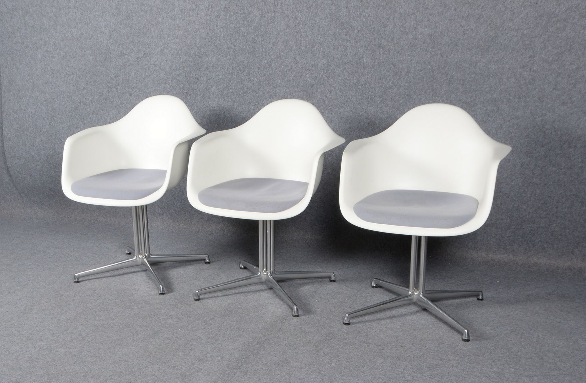 Vitra Eames, 3x &#039;Plastic Armchairs&#039;, Kunststoff/grauer Stoffbezug, verchr. Fu&szlig; - Image 2 of 2