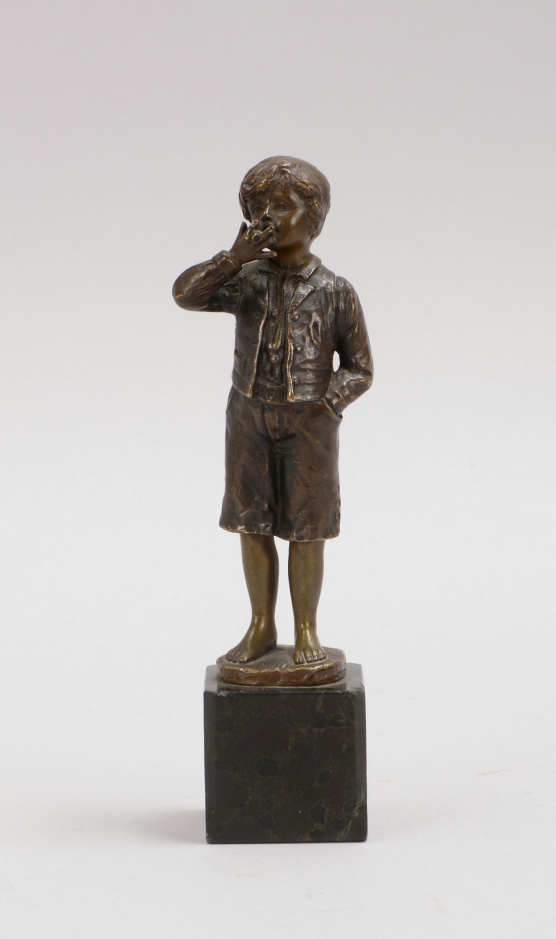 Bronzefigur, &#039;Rauchender Lausbub&#039;, Figur auf Marmorplinthe, sign.; H&ouml;he 20,2 cm