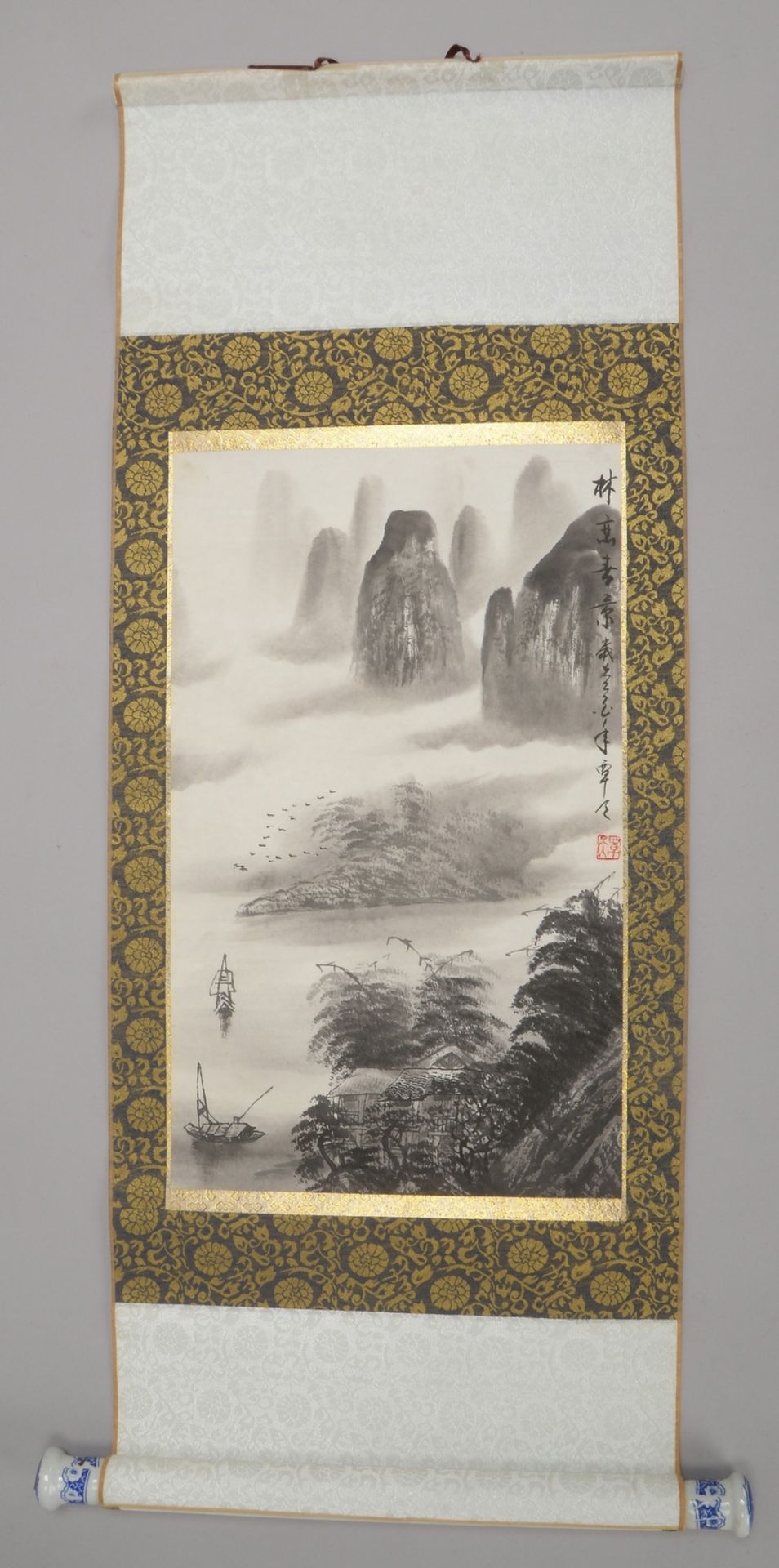 Rollbild (China), &#039;Felsenlandschaft mit Booten&#039;, Tusche auf Papier/Seidenstoff, sign./gest