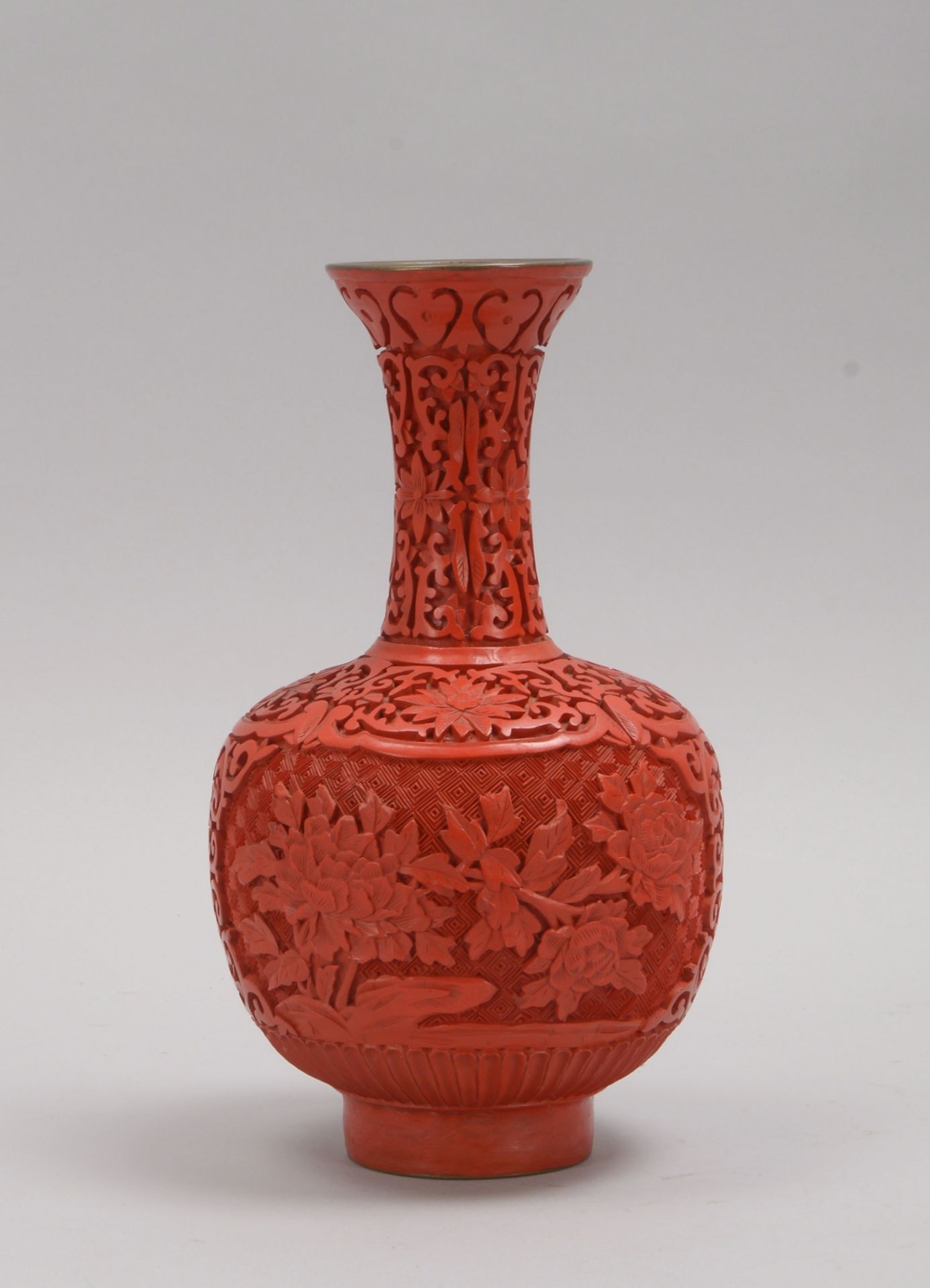 Vase (China), Rotlack, mit Bl&uuml;tendekor, innen emailliert - Emaille intakt; H&ouml;he 25,5 cm