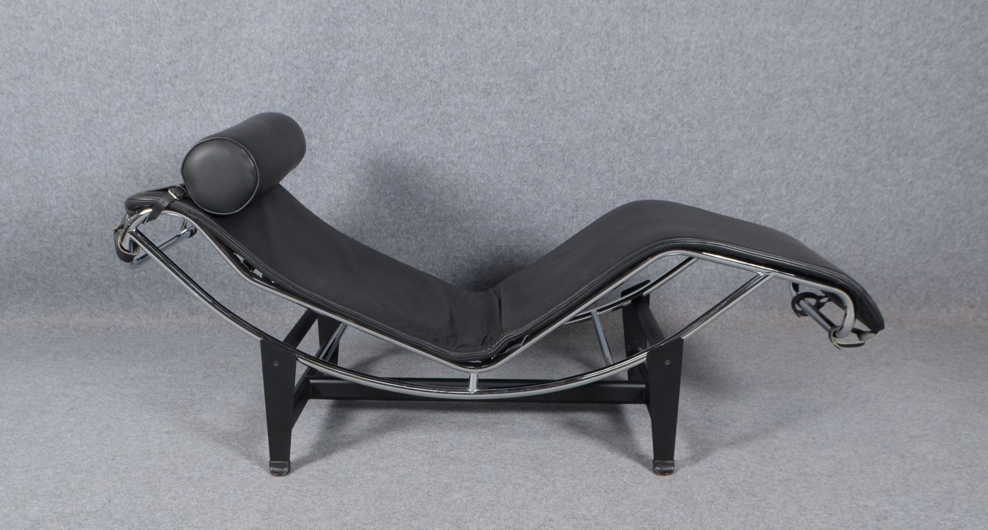 Designer-Chaiselongue (&#039;LC4&#039;-Replik), Lederauflage in Schwarz, auf Gestell - Image 2 of 2